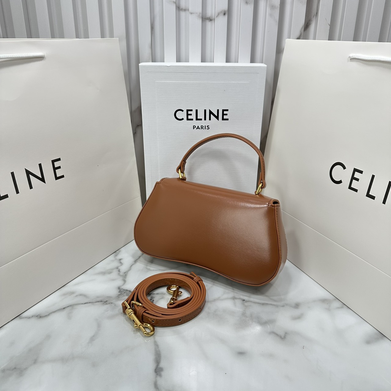 ORI หนังแท้ | CELINE TEEN CELINE LOLA IN shiny calfskin กระเป๋าสะพายทรงคลัช หนังเรียบผิวสัมผัสนุ่มลื่น คอลเลคชั่น Essentials เหนือกาลเวลาสำหรับผู้หญิงและผู้ชาย