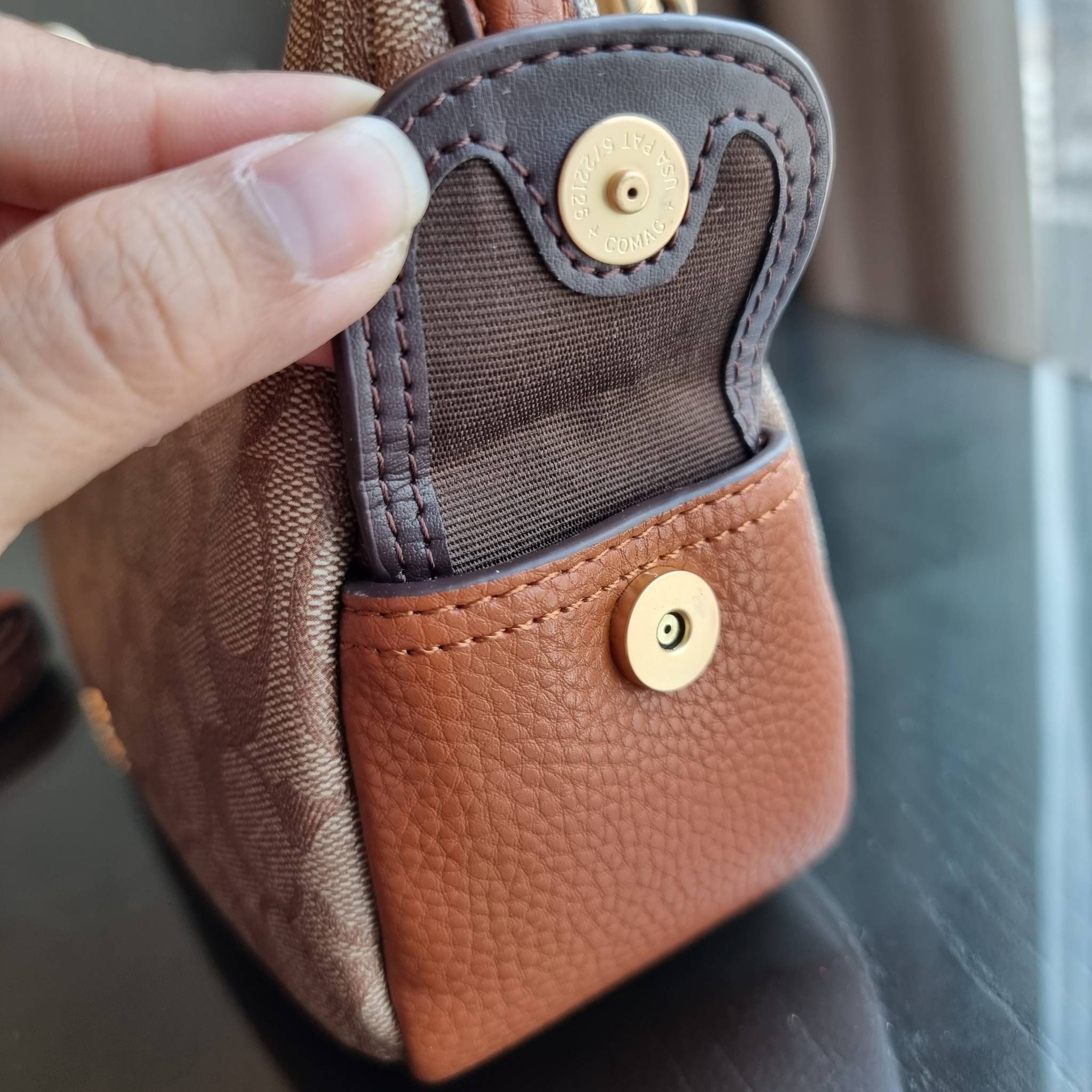 COACH C7223 PENNY SHOULDER BAG 25 IN SIGNATURE CANVAS คอลเลคชั่นเพนนีสุดคิ้วท์ ในรูปแบบของกระเป๋าสะพายไหล่กึ่งทรงพอช พร้อมเสิร์ฟความสวยถึงบ้านไปเลย!! ด้วยดีไซน์คลาสสิคย้อนยุค ที่แอบแฝงความเรียบหรู มาพร้อมสายสะพาย 2 เส้น เป็นสายคล้องมือและสายสะพายครอสบอดี้