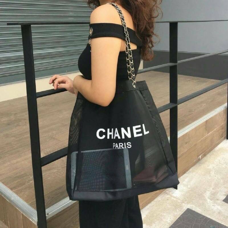 SETคู่สุดคุ้มมม ซื้อ1ได้ถึง2 !!! Chanel Shopping Ribbin bag With Chain With + Cosmetic Pouch กระเป๋าสะพายใบใหญ่ทรง Shopping พร้อมกระเป๋าใส่เครื่องสำอางค์ ใบเล็ก จากงานพรีเมี่ยมกิ้ฟของแท้นำเข้าจาก Chanel Perfume Counter ใบใหญ่วัสดุ Nylon โปร่ง **อะไหล่เงิน