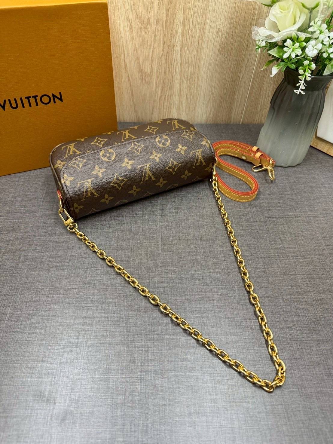 ORI หนังแท้ | LV Ivy chain wallet Bag กระเป๋าสะพายใบเล็ก ดีไซน์กระเป๋าสตางค์โซ่ โดดเด่นด้วยลาย Monogram Reverse Canvas เอกลักษณ์ของ Maison มอบลุคใหม่สดใส