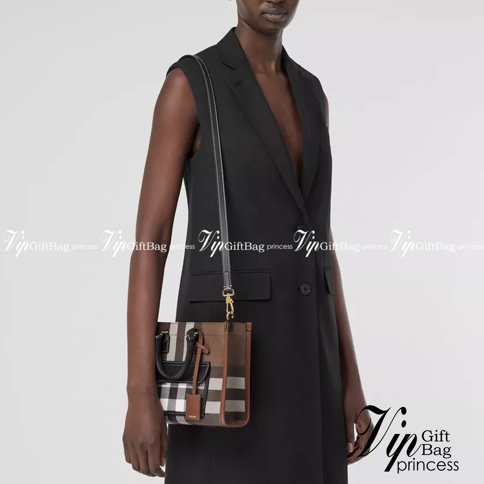 Burberry Check and Leather Mini Freya Tote / BURBERRY Mini Freya tote กระเป๋าสะพายทรงโท้ท โทนสีน้ำตาลดำวินเทจ รุ่นใหม่ล่าสุด ขนาดกำลังดีใช้งานง่าย มาพร้อมสายยาวใช้เป็น everyday look ได้เลยค่ะ