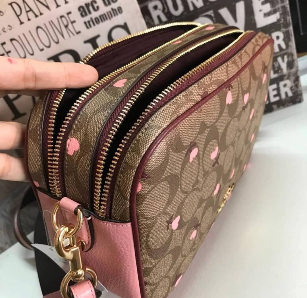 COACH C3239 JES CROSSBODY IN SIGNATURE CANVAS WITH HEART FLORAL PRINT กระเป๋าสะพายข้าง รุ่น 2 ซิป ใบใหญ่ ดีไซน์น่ารักมุ้งมิ้ง น่าใช้สุดๆ ทรงสวยใช้ง่ายได้ทุกโอกาส วัสดุแคนวาสเคลือบลาย เปิด-ปิดด้วยซิป 2 ช่องหลัก ใช้งานง่าย มาพร้อมสายสะพาย crossbody สีชมพูหว