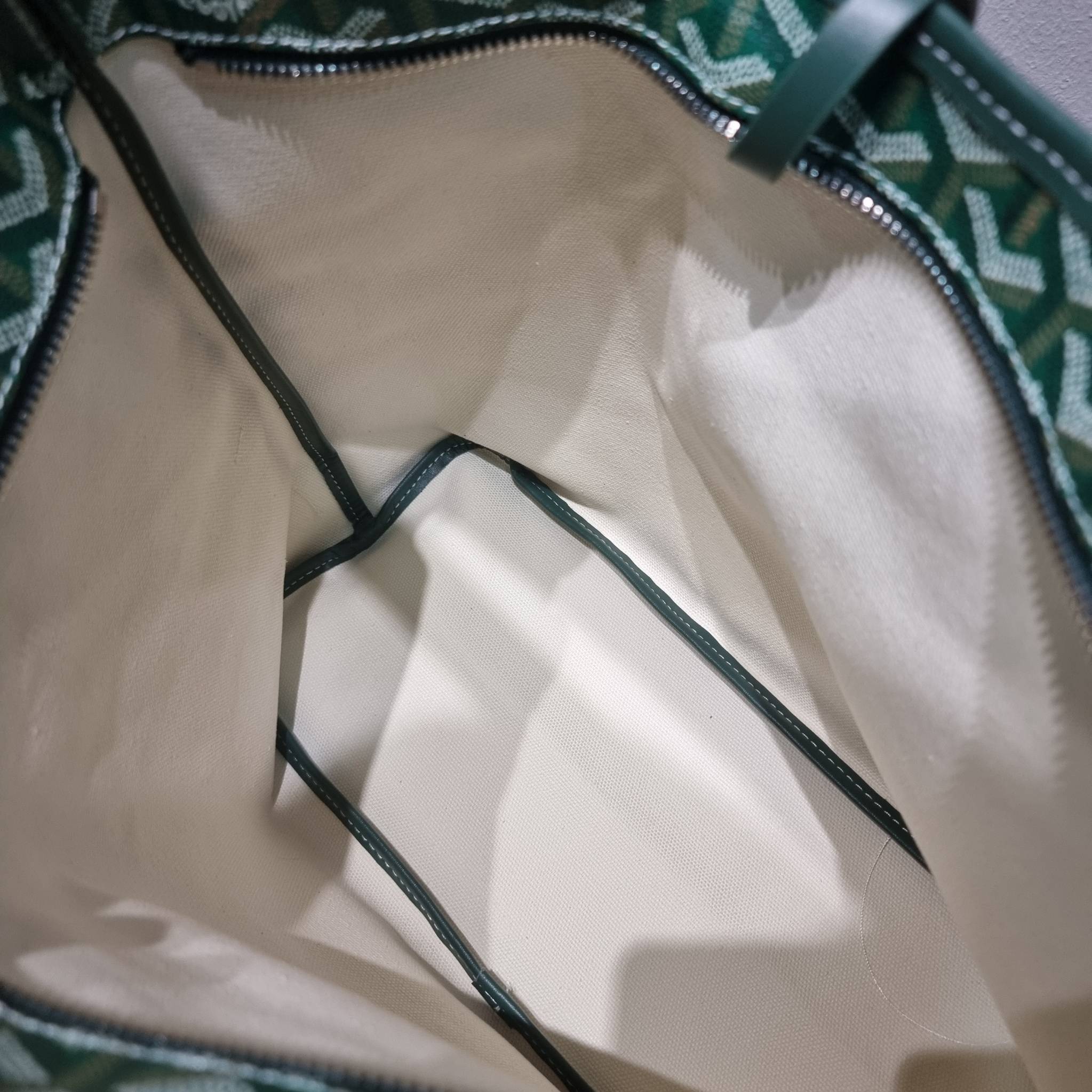 GOYARD BOHEME HOBO BAG / GOYARD HOBO กระเป๋าสะพายทรงโฮโบ ใบใหญ่จุใจ!! มาครบสีขายดี เลิศทุกสี รูปทรงคลาสสิค ดีไซน์เป็นเอกลักษณ์ วัสดุหนังแคนวาสพิมพ์ลายสวยคม ปากกระเป๋ามีซิปเปิด-ปิดกันของหล่นได้ ภายในโล่งกว้างมาก มาพร้อมสายคล้องในตัว ทนทาน สะพายสวยๆได้ทุกวั