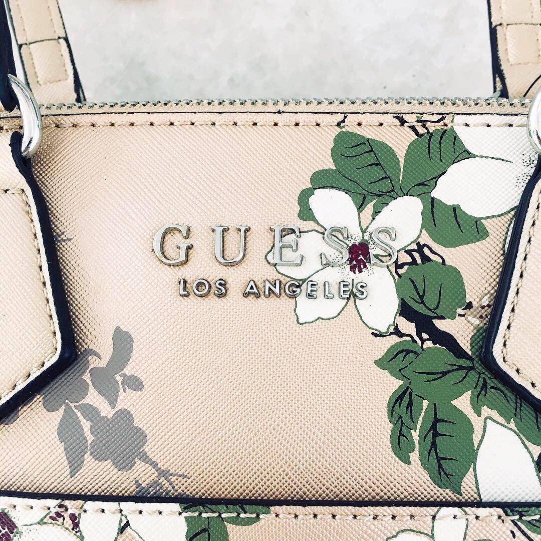 Guess sakura rose gold สุดคลาสสิค พิมพ์ลายดอกซากุระ ทรงโดมมีสายสะพายยาวถอดได้ ปรับได้ พร้อมส่งที่ไทยในราคาสุดคุ้ม