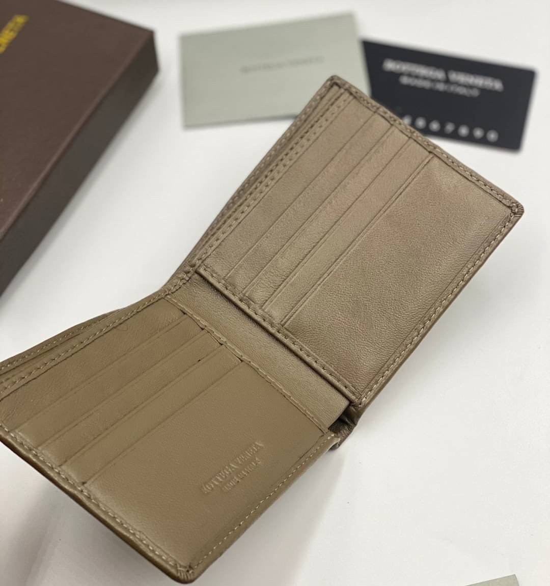 VIP 】หนังแท้ BOTTEGA VENETA WALLET กระเป๋าสตางค์ใบสั้นคุณผู้ชาย รุ่นตามหา มาเท่าไหร่ไม่เคยพอเลยค่า เป็นรุ่นคลาสสิกที่หยิบมาใช้งานได้บ่อยที่สุด งานหนังลูกวัวแท้ทั้งใบสวยมากนะคะ ใช้ทนทานได้นานเลยค่ะ ภาพสินค้าถ่ายจากงานขายจริง พร้อมส่งที่ไทยราคาสุดคุ้มห้ามพล