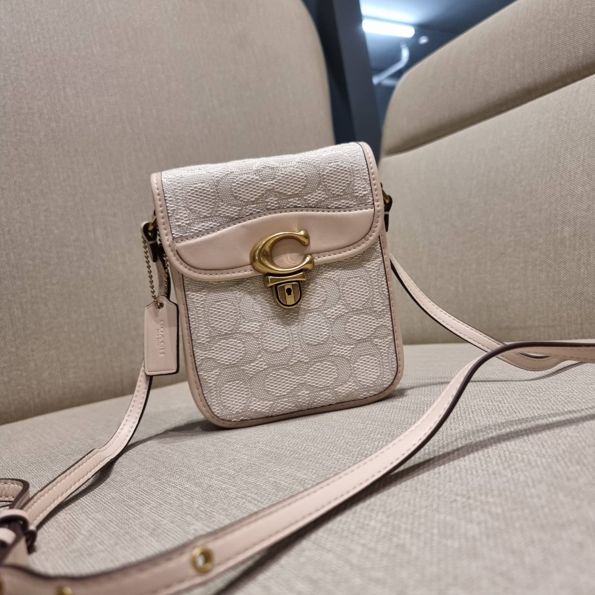 COACH CA191 TALL STUDIO CROSSBODY IN SIGNATURE JACQUARD กระเป๋าสะพายข้างไซส์มินิ ดีไซน์ลูกคุณหนู น่ารักที่สุด!! น่าใช้ไม่อยากวาง!! ดีไซน์รูปทรงกำลังสวย ใช้งานสะดวกด้วยตัวกดเลื่อนล็อค วัสดุผ้า jacquard สลับหนังแท้ มาพร้อมสายสะพายข้างในตัว ใส่ของสำคัญแบบพกพ