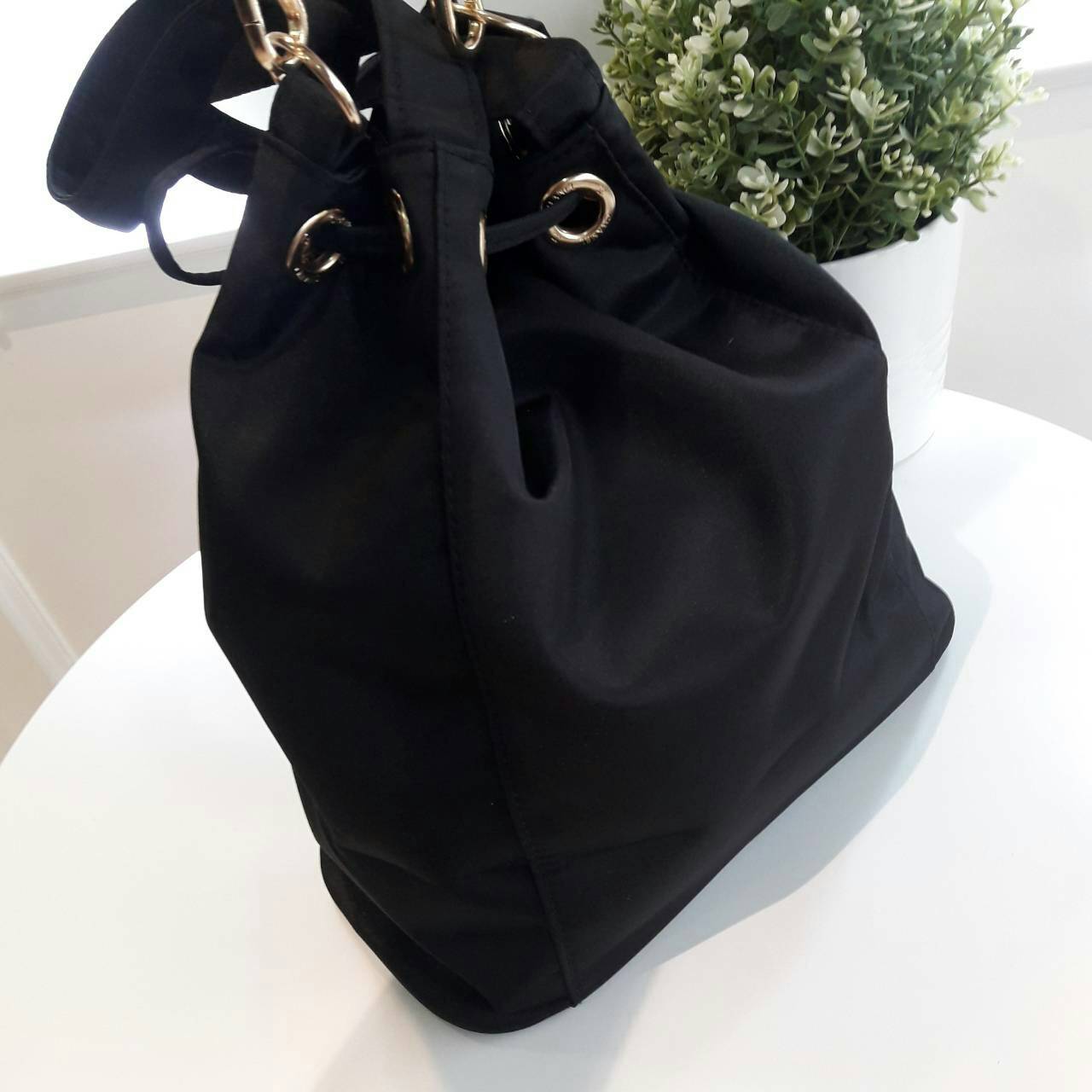 New Arrival !! กระเป๋าทรง nylon bucket style จับจีบน่ารัก ของแท้จากงาน vip gift เคาเตอร์แบรนด์ chanel ตัวกระเป๋าทรงจากไนล่อน กันน้ำทั้งใบ อะไหล่ทองปั้มแบรนด์ ด้านหน้าปักเลื่อม CC สุดหรู ด้านในจุของได้เยอะ บุผ้าปั้มแบรนด์พร้อมช่องซิปอีกหนึ่งช่อง ใส่ ipad m