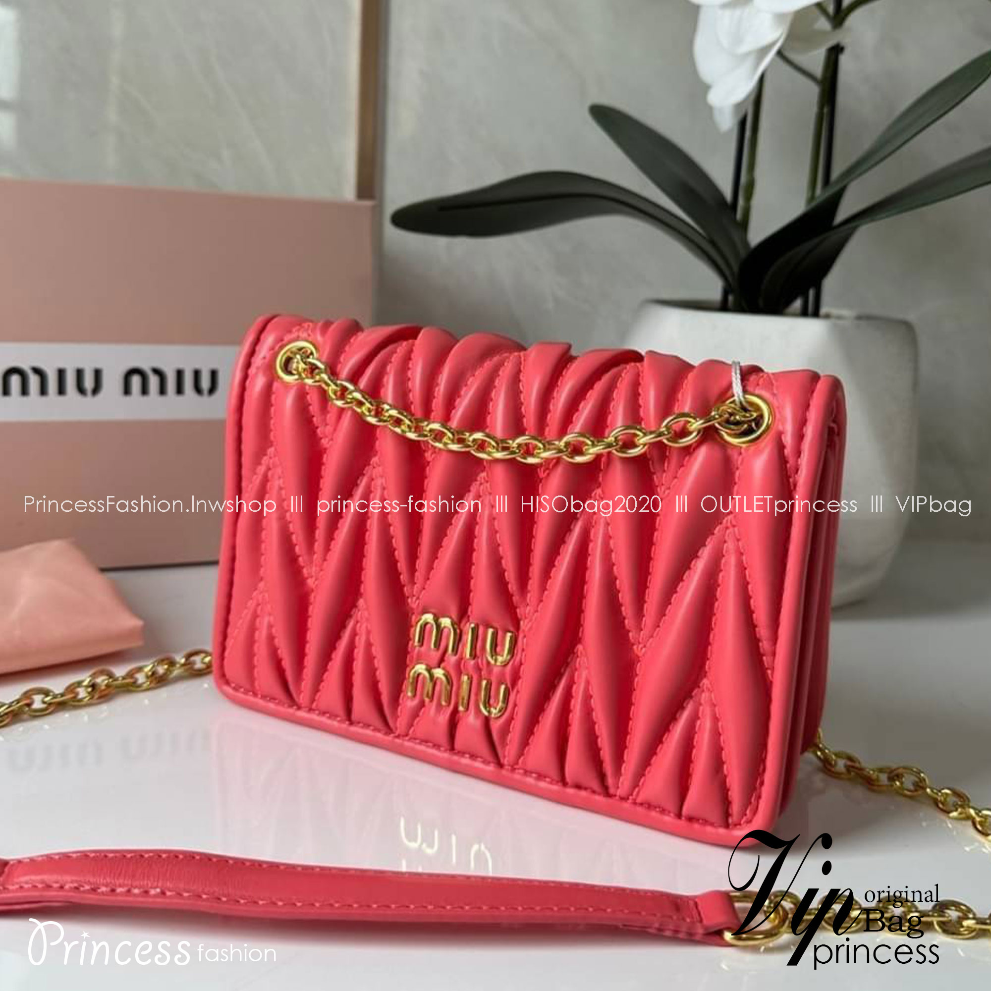Miu Miu Matelassé Nappa Leather Mini Bag / Miu Miu Woman’S Bag Chain Mini bag กระเป๋ามินิรูปทรงสี่เหลี่ยมวัสดุหนังNappa มีความนุ่มมือและเงางาม
