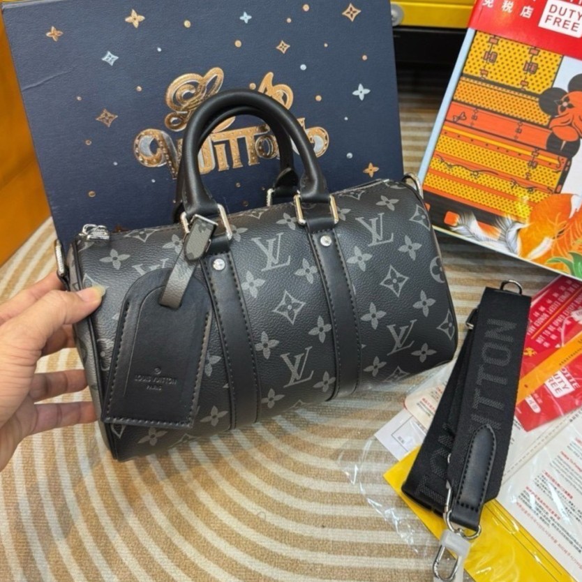 V Keepall Bandouliere 25 Bag กระเป๋าทรงหมอนสุดฮิต สีดำสวยคลาสสิค ดูแพงสุดๆ เท่และหรูในใบเดียว มาพร้อมสายสะพายแบบสปอร์ต ดีไซน์เริ่ดไม่ซ้ำใคร