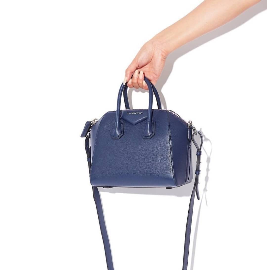 Givenchy Antigona Mini leather shoulder bag กระเป๋าสุดคลาสสิก ใบเดียวก็เอาอยู่ Day to Night Bag เข้าได้กับลุค Smart Casual ด้วยทรงกระเป๋าที่ฐานกว้างใส่ของใช้ที่จำเป็นได้ทุกอย่าง วัสดุหนังแกะสังเคราะห์ (หนังนิ่ม) ขึ้นรูปเงา สวย ตั้งอยู่ทรง มาพร้อมสายสะพายต