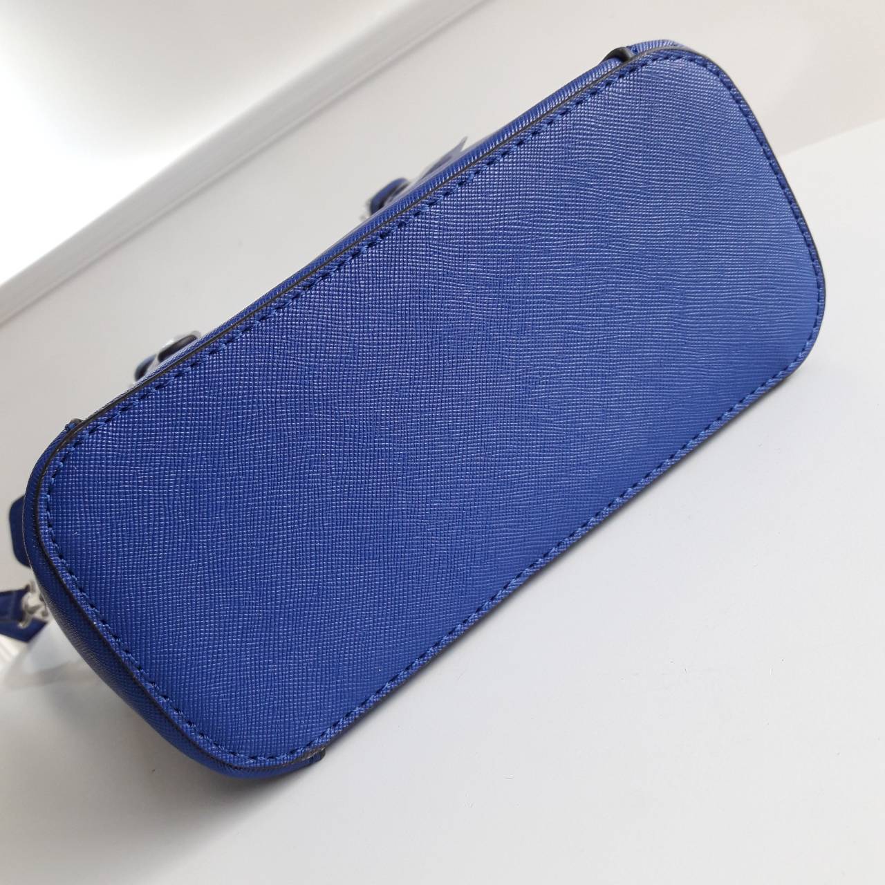 New! guess mini tote saffiano bag ลายหนัง Saffiano สวยอยู่ทรงสไตล์ PRADA ขนาดกำลังดีน้ำหนักเบา ด้านหน้าประดับโลโก้แบร์น พร้อมพวงกุญแจโลโก้แบรนด์ห้อยที่หูกระเป๋าสามารถถอดเเยกใช้ได้ เปิดปิดด้วยซิปสะดวกใช้ ภายในมีโลโก้ ช่องซิปและช่องเล็กใส่มือถือ ซับในพิมโลโ