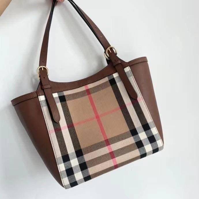 Burberry House Check Derby Canterbury Leather Tote / Burberry Tote Bag กระเป๋าถือหรือสะพายไหล่ วัสดุ canvas +หนังแท้ ภายในโล่ง มี1ช่องซิปและ2ช่องเล็กใส่ตังค์ใส่บัตร น้ำหนักเบา จุของได้เยอะ ครบจบใบเดียวทั้งเที่ยวและไปทำงานคุ้มสุดๆ ไม่ควรพลาดเลยค่า