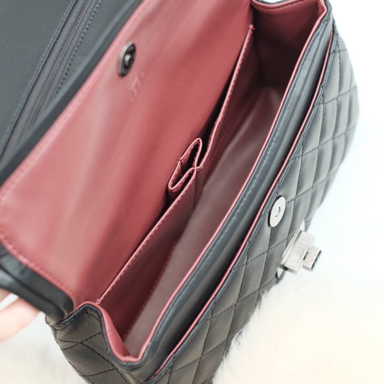 รุ่นขายดี KEEP รุ่น Coco chain handbag ✨ Collectionใหม่ตัวกระเป๋าผลิตจากหนัง Microfiber สวย ทนขึ้นกว่าเดิม การตัดเย็บ นิ่ม ฟู ตึง สวยอยู่ทรงตามแบบฉบับของแบรนด์ รุ่นใหม่ตัวนี้ปักลายตารางสวยหรู การเย็บประณีตทุกตาราง อะไหล่สีดำ เงา เกรดพรีเมี่ยม