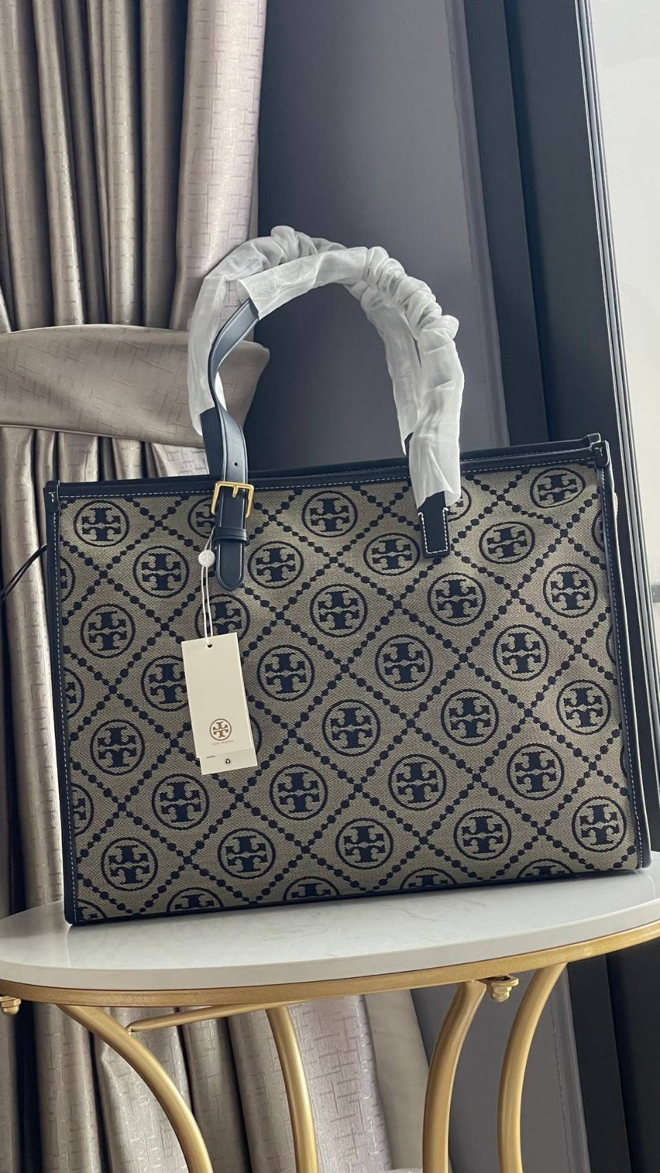 TORY TOTE BAG / Tory Burch T Monogram Jacquard Large Tote Bag สำหรับคนที่ชอบกระเป๋าที่มีพื้นที่ใส่ของได้จุใจ หยิบของใช้งานสะดวก และพกพาง่าย ขอแนะนำกระเป๋ารุ่น นี้เลยคะ