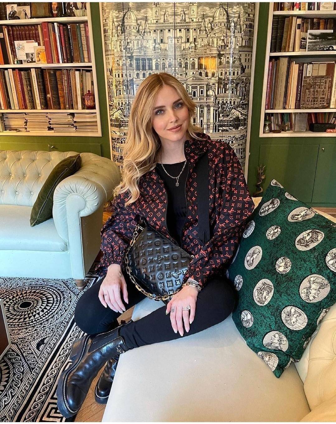 LV HANDLE POUCH MONOGRAM กระเป๋าสะพายกึ่งคลัชท์ สุดล้ำ ใหม่ล่าสุดมาแรงมาก ด้วยความสวยปังตั้งแต่แรกเห็น วัสดุหนังแกะปั๊มลายสวยคม มาพร้อมสาย 2 เส้น เลิศๆ มีสายโซ่ที่มีดีเทลละเอียดไม่ซ้ำ และสายสปอร์ตครอสบอดี้ ที่จะคล้องไว้ทั้งสองเส้นก็ดีงาม หรือสลับใช้ตามลุค