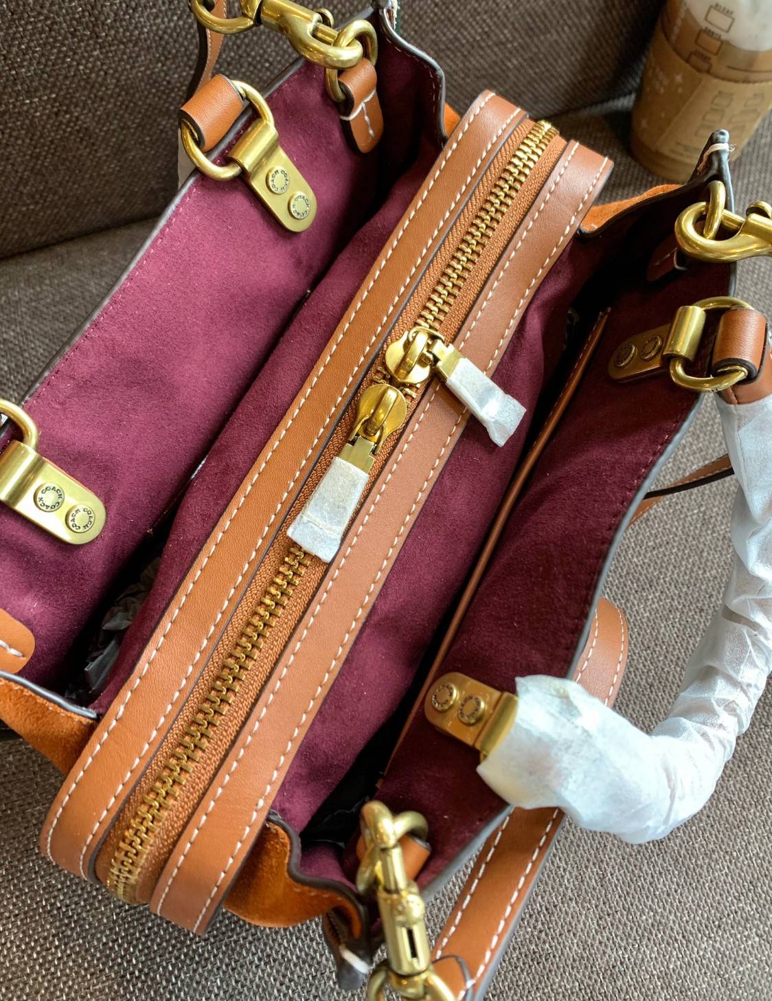 สวยตามซุปตาร์ตัวแม่กันเลยจร้า! COACH ROGUE 25 IN COLORBLOCK((C5575)) 📣พร้อมส่งที่ไทย บอกเลยหลงรักในคุณภาพของหนังแน่นอน! สวยไปกับงานคุณภาพ กระเป๋าหิ้ว//สะพายไหล่//สะพายข้างได้ ทำจากหนังชั้นดีที่สุด จะมีความนิ่มและพองตัวได้สวยงาม ตัดขอบหนังกลับด้านข