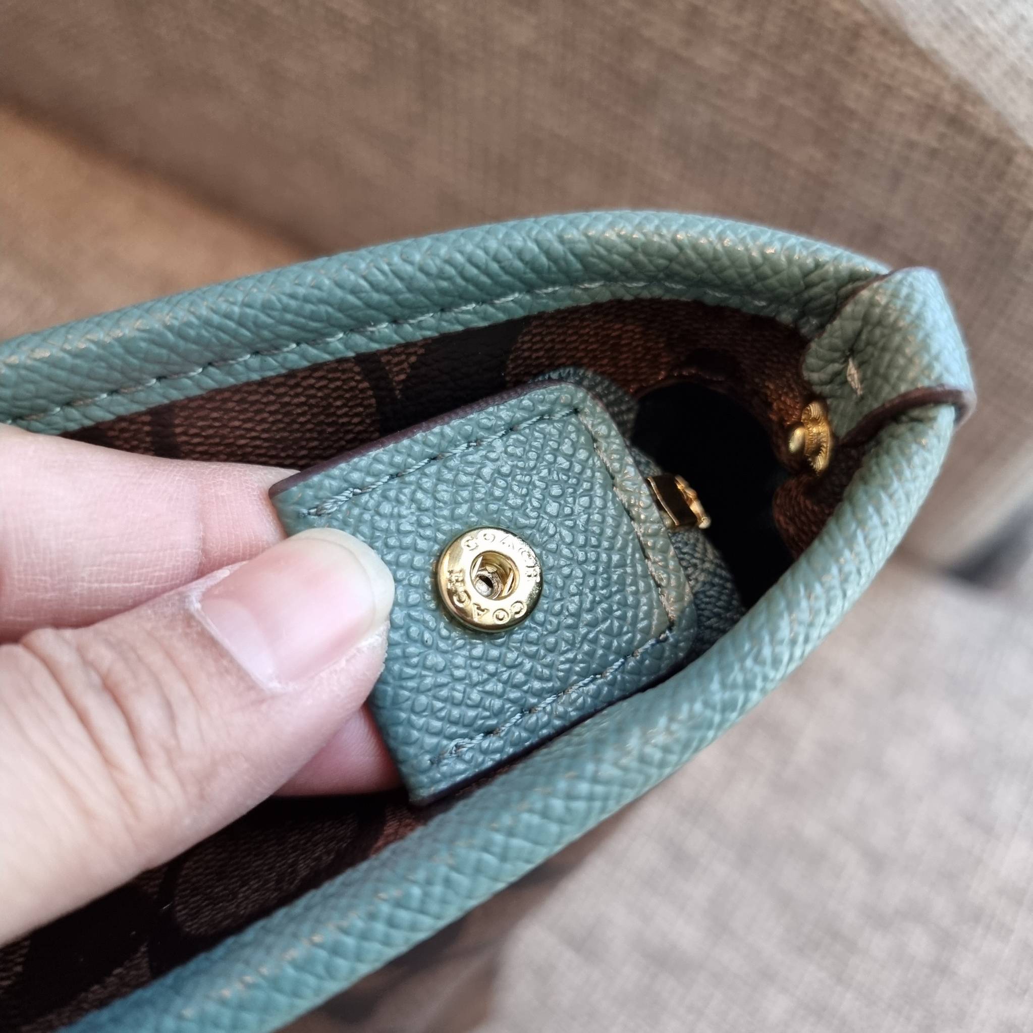 OUTLET 】COACH F58292 CITY ZIP TOTE IN SIGNATURE 16" รุ่นขายดี!! ไซส์ใหญ่ สีสวยมาให้แบบจัดเต็ม!! กระเป๋าถือทรงโท้ทใบใหญ่ สวยน่าใช้ทุกสี สะพายคล้องไหล่ได้เก๋ๆ จุของแน่นๆไปเลยจ้า!! วัสดุหนังแคนวาสคุณภาพ ปากกระเป๋าเปิด-ปิดด้วยซิป กันของหล่นได้ ถือไปไหนก็