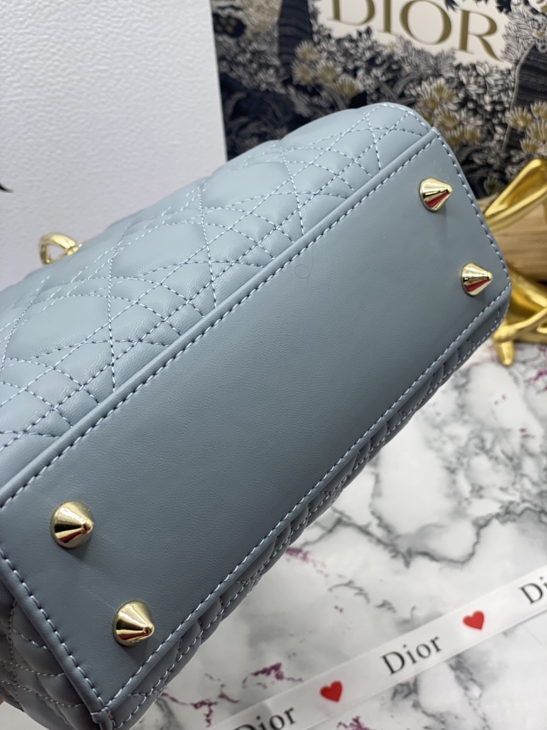 หนังแท้ DIOR LADY BAG 20cm ความสง่างามอีกหนึ่งรุ่นของ Dior รูปทรงสีเหลียม ขนาดกระทัดรัด ตั้งอยู่ทรง ฐานกระเป๋าแข็งแรง มีหมุดรองฐาน ดีไซน์ที่มีเอกลักษณ์เฉพาะตัว ด้านหน้าตกแต่งด้วยตัวอักษร D.I.R ห้อยเป็นพวงกุญแจ จะถือด้วยมือหรือสะพายไหล่ก็ดูดีมากๆ ค่ะ