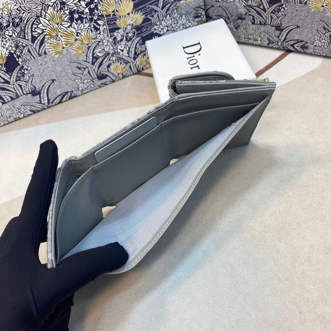 VIP 🥂DIOR Wallet Saddle Lotus / Dior tri-fold wallet กระเป๋าสตางค์ 3 พับทรงตั้ง มีช่องใส่เหรียญ ใส่การ์ด ใส่ธนบัตรได้ ครบเลยค่ะ วัสดุหนังแท้ และผ้า Jacquard อย่างดี ทอสวยงาม ผสมผสานความสง่างามและคลาสสิกที่เข้ากับยุคสมัย ภาพสินค้าถ่ายจากงานขายจริง 