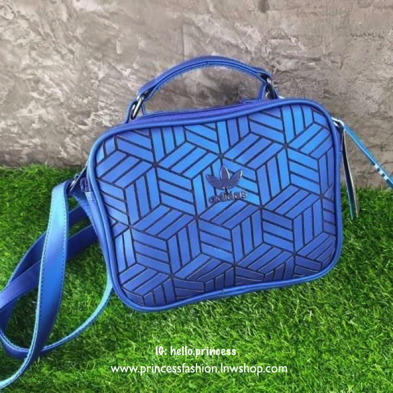 adidas 3D airline shoulder bag ทรงสปอร์ต รุ่นนี้มาใหม่ไฉไลกว่าเดิม แบบลาย 3D ใหม่สวยๆ ด้านหน้าติดโลโก้แบรนด์ บนพื้น 3D ด้านหลังพื้นเรียบมีช่องซิป รุ่นนี้มีที่จับสามารถถือได้หยิบใช้งานสะดวก เปิดปิดด้วยซิปอะไหล่ปั๊มแบรนด์ ด้านในเป็นช่องกว้าง มีช่องซิปด้านใน
