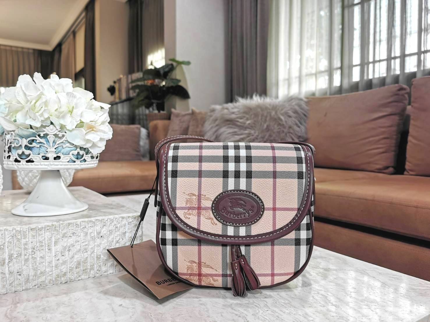 BURBERRY FRAGRANCES VINTAGE CROSSBODY BAG GiFT WITH PURCHASE (GWP) กระเป๋าสะพายพรีเมี่ยมกิ๊ฟ Limited Edition จากเคาน์เตอร์ BURBERRY FRAGRANCES วัสดุหนังแท้ขึ้นลาย Burberry Vintage Signature สวยหรูสุดคลาสสิค เปิดปิดฝาปิดกระดุมแม่เหล็ก ภายในมีโลโก้และช่องซิ