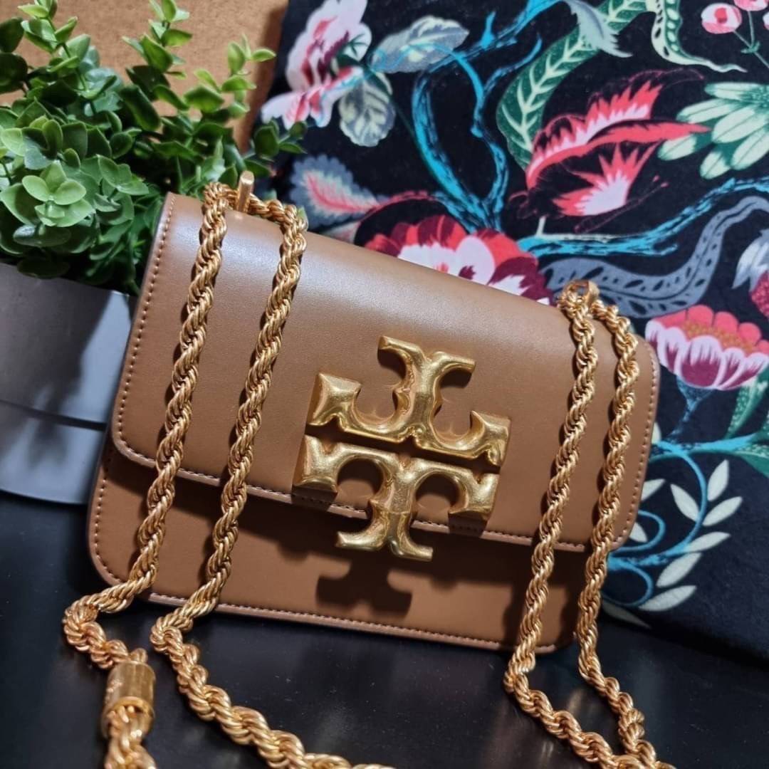 TORY BURCH ELEANOR SMALL CONVERTIBLE SHOULDER BAG ฮอตไอเท็ม รุ่นนี้ขายดีขายหมด สวยหรู คุณหนู ผู้ดี!! หายากมากแล้วน้า กระเป๋าสะพายข้าง ดีไซน์อยู่ทรง ขนาดกำลังสะดวกใช้สำหรับสาว วัสดุหนังแท้เต็มใบ สีทูโทน เปิด-ปิดด้วยแถบแม่เหล็ก ภายในแบ่งสัดส่วนได้เป็นอย่างด