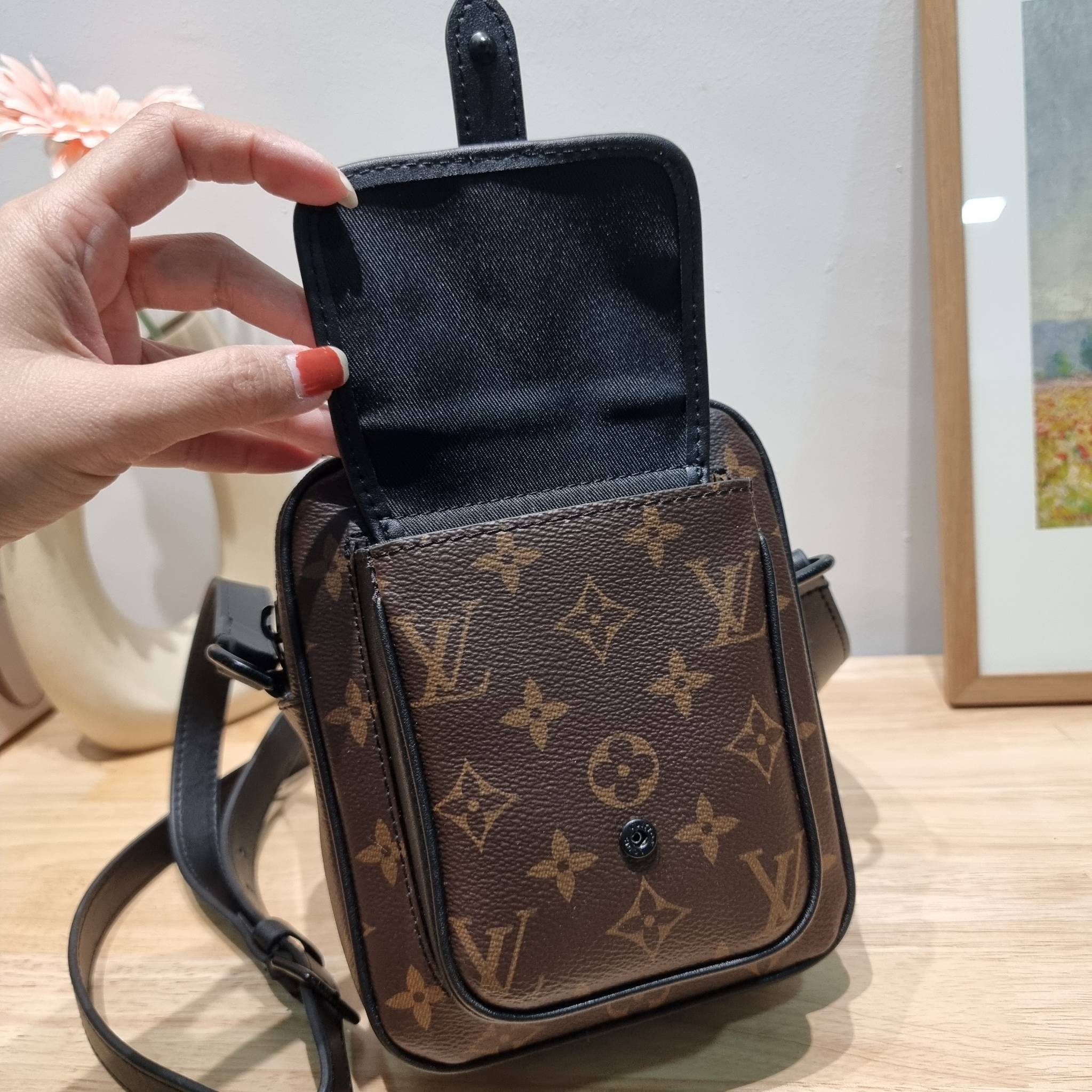 LV CHRISTOPHER กระเป๋าสะพายรูปทรงสปอร์ตสุดชิค LV crossbody wallet bag ใหม่ล่าสุด ได้ชิคๆเท่ๆก่อนใคร ไม่ต้องรอพรีฯ กับกระเป๋าสะพายข้างสำหรับหนุ่มๆ งานหรู ราคาดี วัสดุหนังแคนวาสคุณภาพดี ดีไซน์กะทัดรัด คล่องตัวแบบทูอินวันไปเลย เพราะใช้แทนกระเป๋าสตางค์ก็ได้ ส