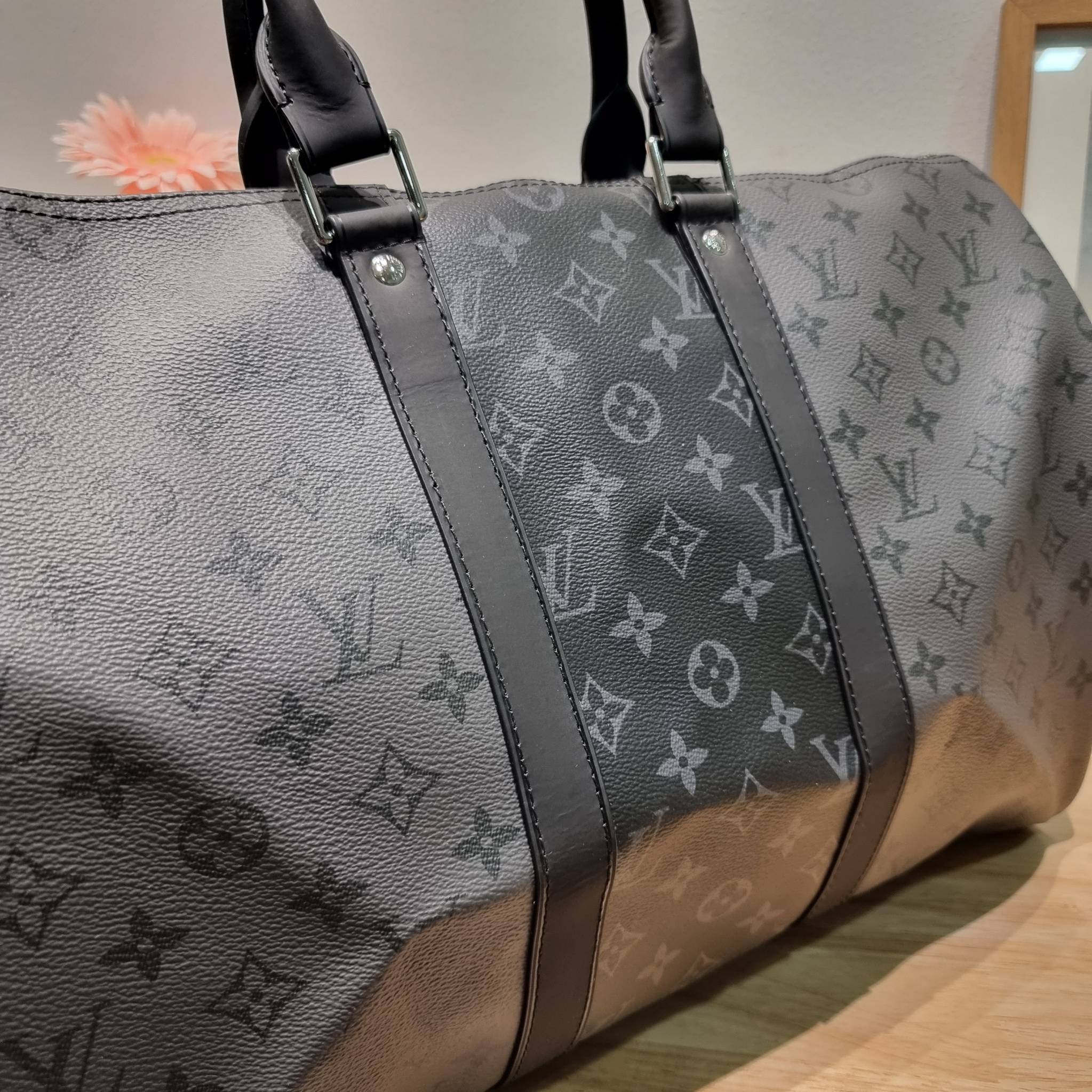 LV KEEPALL BANDOULIERE MONOGRAM ECLIPSE REVERSE กระเป๋าเดินทางสุดคลาสสิค ทึ่ใครๆก็เฝ้ารอ ไอเท็มที่จะทำให้การเดินทางไม่ธรรมดาอีกต่อไป ด้วยดีเทลความเป็นเอกลักษณ์ เรียบแต่หรู วัสดุหนังแคนวาสคุณภาพดี ลวดลายโมโนแกรม เปิด-ปิดด้วยซิปแน่นหนา มีกุญแจล็อคได้ มีสายส