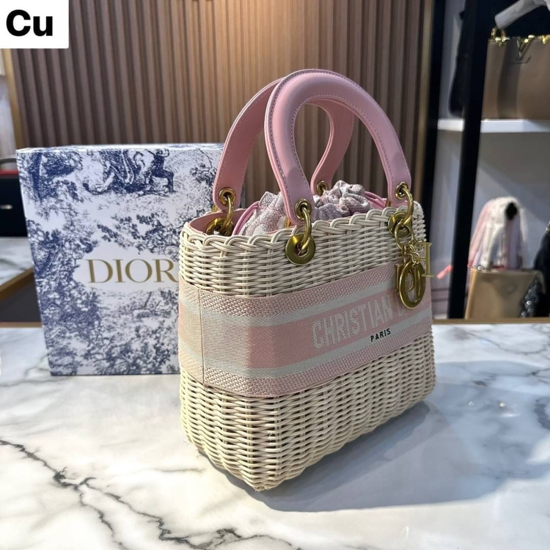 DIOR Lady Natural Wicker Bag กระเป๋าสะพายงานสาน พร้อมผ้าผูกด้านในสวยงามทรงเสน่ห์ จะถือหรือสะพายข้างด้วยสายสปอร์ตก็สวยเลิศ โดดเด่นกว่าใคร งานสวยเกินราคา คุ้มที่สุดในย่านนี้บอกเลย!!