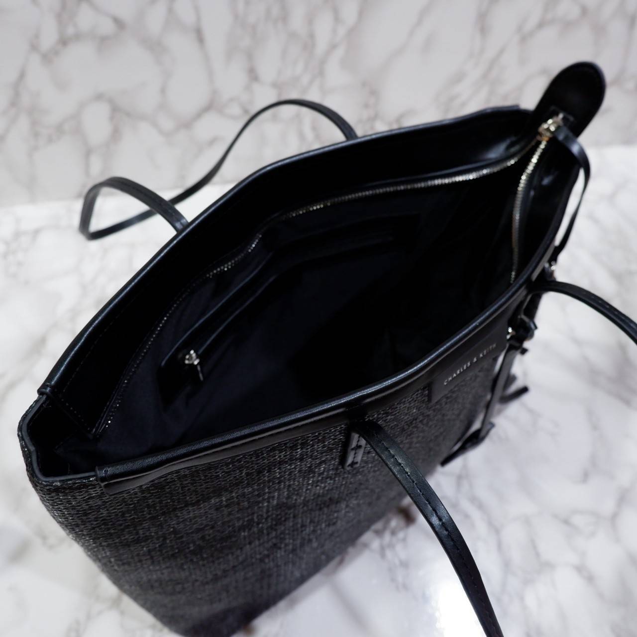 Charles & Keith Black Textured Tote Bag ฮอตฮิตตลอดกาลสำหรับรุ่นนี้ รุ่นยอดนิยม!! มากี่รอบกี่รอบก็ขายดี ใครไม่มีรุ่นนี้ติดตู้ไว้ถือว่าเชยมาก(!!) กระเป๋าสะพายทรง Shopping bag ใบใหญ่จุของได้ใจ น้ำหนักเบา โดดเด่นด้วย Textured วัสดุสานรอบใบ ตัดขอบหนัง สวยอยู่ท