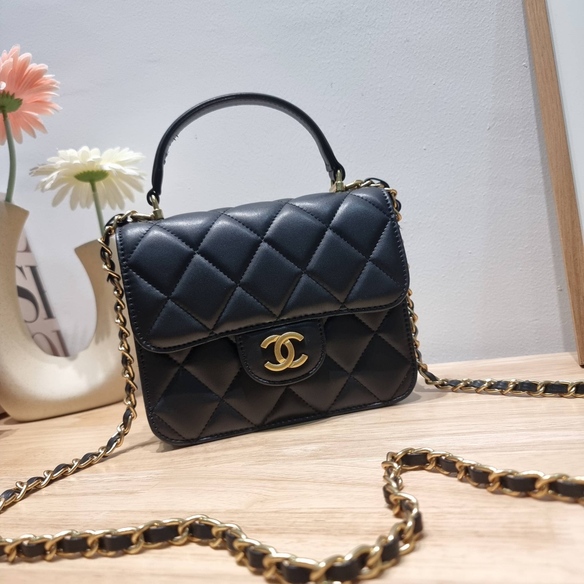 CHANEL flap bag with chain กระเป๋าสะพายสุดหรู สวยดูแพง รูปทรงคลาสสิค ขนาดกำลังพอเหมาะ สายสะพายโซ่ในตัว น้ำหนักเบา และยังมีหูจับในตัว สะดวกต่อการพกพา ตัวกระเป๋าเปิดด้วยกระดุมแม่เหล็ก วัสดุหนังอย่างดี ผิวสัมผัสดี ภายในเป็นช่องโล่ง และยังมีช่องซิปให้ด้วย