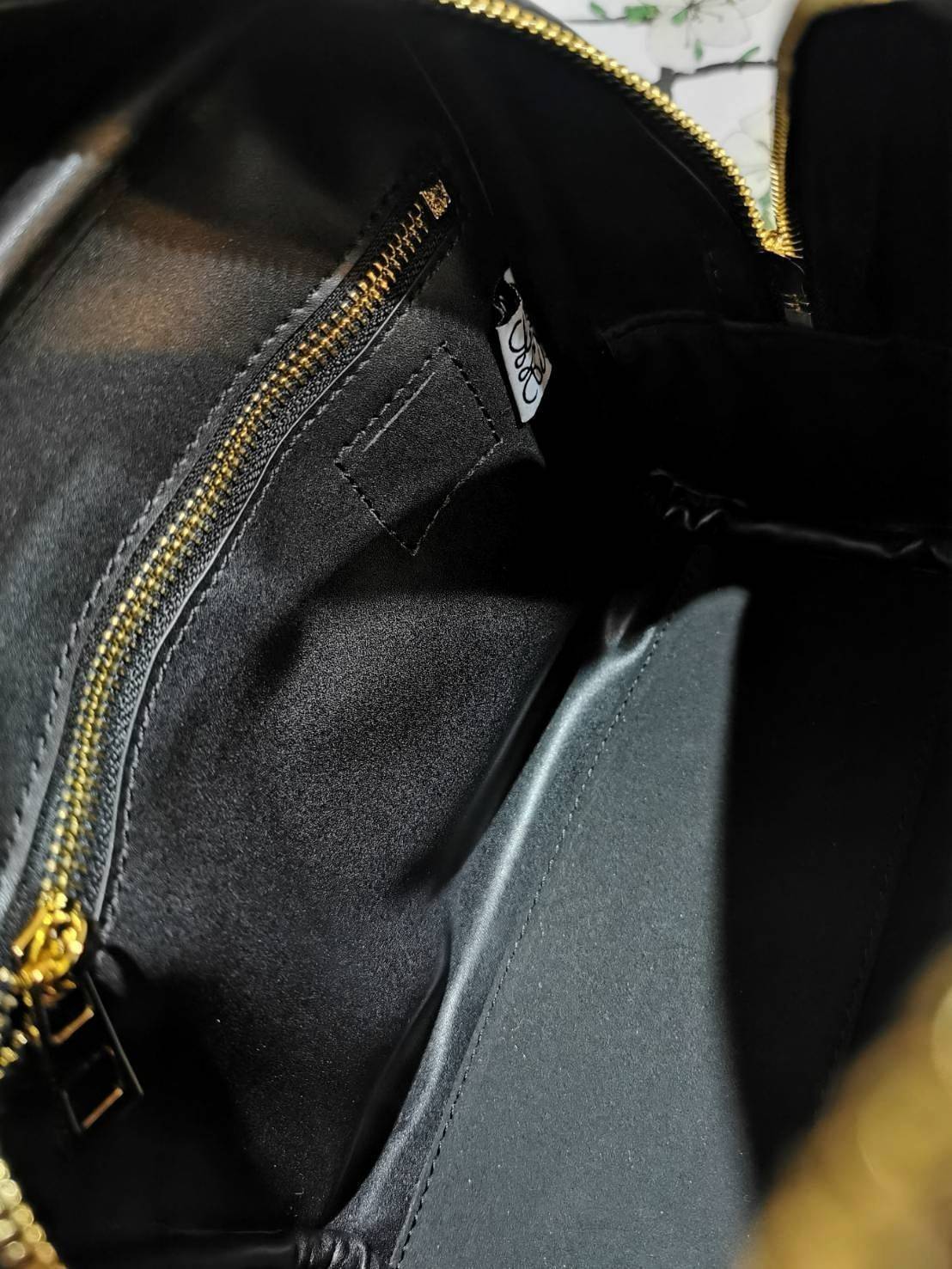 LOEWE ANAGRAM BAG VIP GIFT WITH PURCHASE (GWP) พรีเมี่ยมกิ๊ฟ Limited จาก LOEWE PERFUME DUTYFREE ไอเท็มใหม่! ดีไซน์สวยหรูคงเอกลักษณ์ด้วยวัสดุ Anagram Canvas Jacquard Fabric ผสมผสานหนังแท้ Calfskin ลงตัวสุดคลาสสิค เปิดปิดด้วยซิปแบรนด์อะไหล่ทองขนาดกำลังดี น้