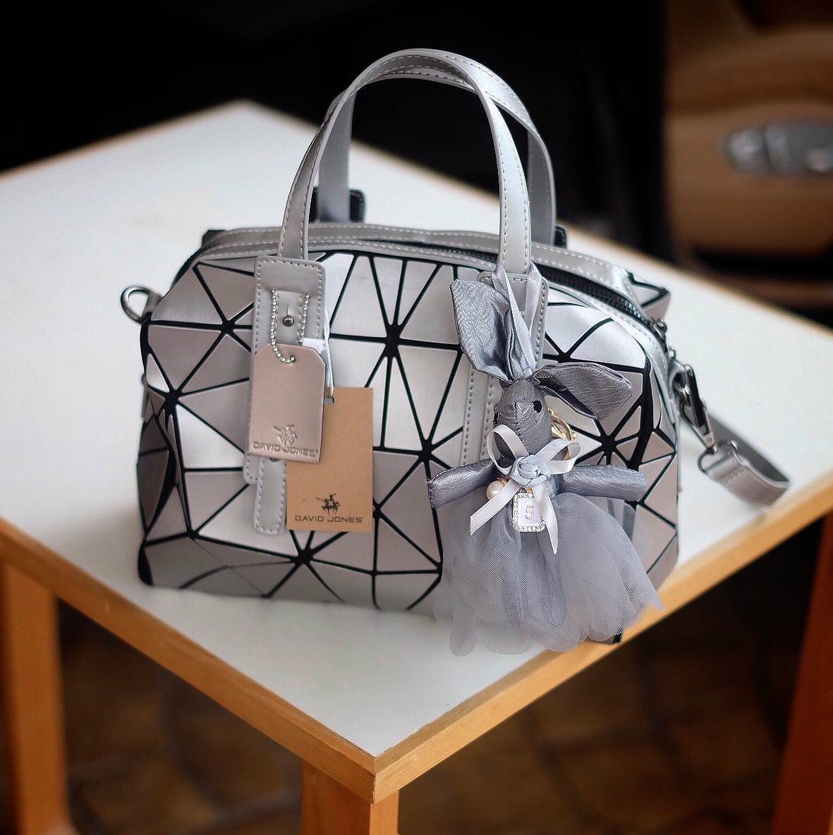 สีเข้าใหม่รุ่น หายากคะ 👍ทรง speedy ขายดี น่ารักมาก สี Matte grey ( สีเทาอ่อนคะ ) มาพร้อมกระต่ายเข้า set เลิศคะ กระเป๋า จากแบรนด์ David Jones กระเป๋าสะพายข้างดีไซน์เกร๋มาก สีสวยหรูมาก ขนาดกะลังดีเลย น้ำหนังเบามากคะ ภายในมีช่องเก็บของจุกจิกได้ **มีถ