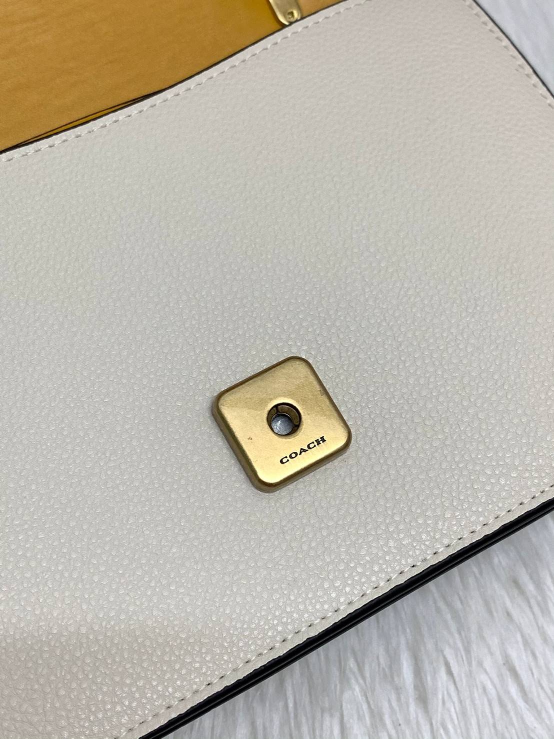 COACH ALIE SHOULDER BAG ((4615)) กระเป๋าสะพายข้างหรือสามารถทบสายกันเพื่อคล้องไหล่ได้ค่ะ วัสดุหนังแท้ หนังนิ่มสวยงามมากๆค่ะ ด้านหน้าเป็นแผ่นโลหะแบรนด์ดูหรูทีเดียว เปิดปิดกระเป๋าแบบกดล็อค ภายในแบ่งช่องหลักหนึ่งช่องค่อนข้างกว้างใส่มือถือได้ทุกรุ่น;กระเป๋าเงิ