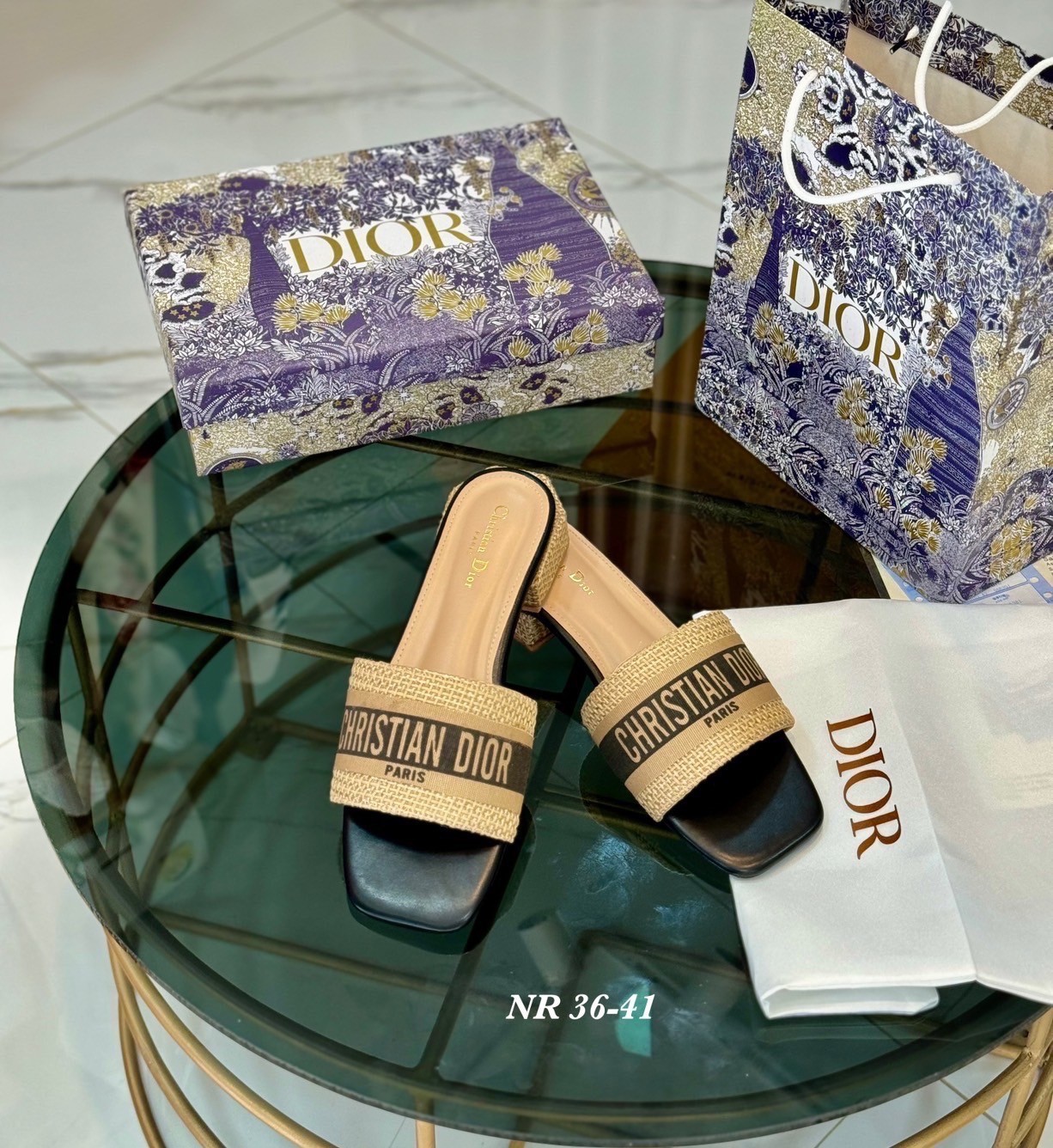 พร้อมส่ง Dior Sandals รองเท้าแตะดิออ รองเท้าส้นเตี้ย เสริมส้น งานคัดเกรดคุณภาพทอละเอียด ปั้มแบรนด์ พื้นยางกันลื่นอย่างดี กระชับเท้า ใส่สบายเดินได้นาน ไม่เจ็บไม่บีบเท้า สวยเกินราคา ภาพถ่ายจากงานจริง สวยตรงปกค่ะ