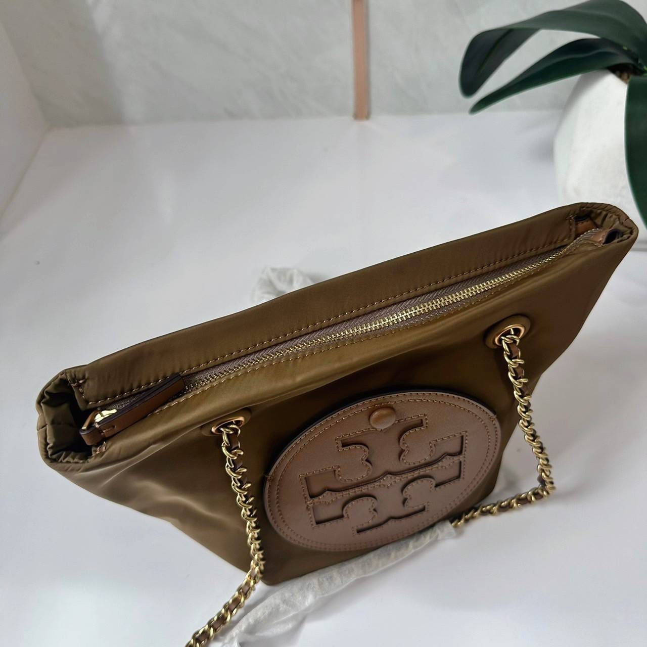 TORY BURCH Ella Chain Crossbody Nylon Bag กระเป๋าคล้องไหล่สายโซ่หรูหราโดดเด่นด้วยโลโก้หนังด้านหน้า สามารถปรับสะพายคอสบอดี้ สะพาลไหล่ได้