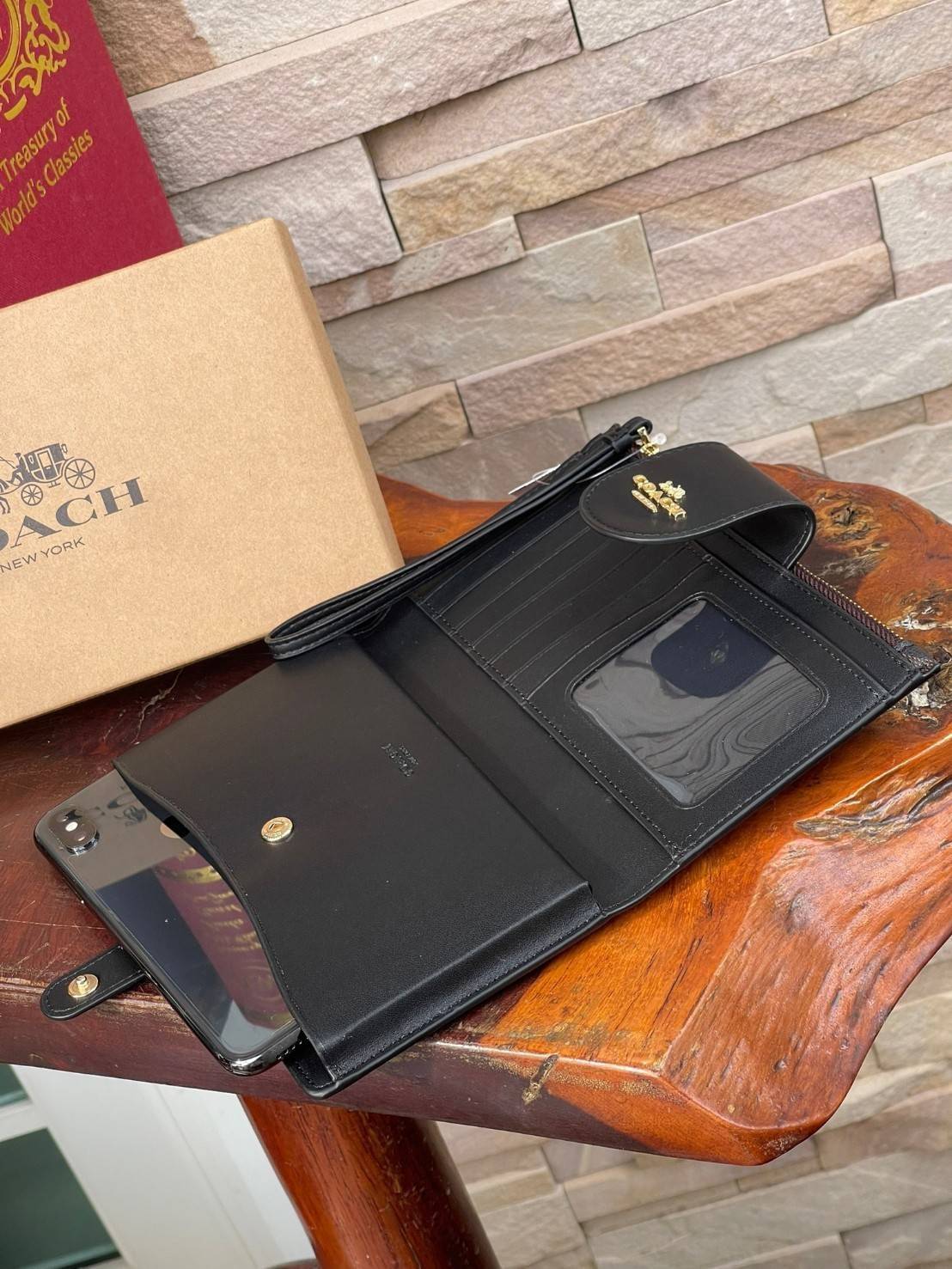 COACH Tech Phone Wallet In Colorblock Signature Canvas (COACH C2874) อีกหนึ่ง collection ของกระเป๋าสตางค์ที่ดีไซน์ทันสมัยให้ใช้งานได้แบบครบครัน เป็นกระเป๋าสตางค์ ที่มีช่องสำหรับใส่โทรศัพท์มือถือ ธนบัตร เหรียญ และบัตรต่าง ๆ ใช้งานแบบ2ด้าน เพิ่มความสะดวกสบา