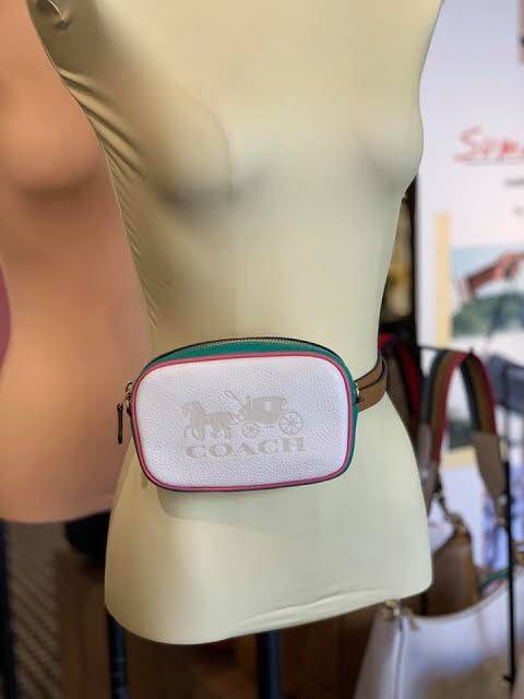 COACH JES CONVERTIBLE BELT BAG IN COLORBLOCK 2IN1 !! กระเป๋าคาดอก/สะพายข้าง ใช้ได้ถึง 2 แบบ!! คุ้มค่ามากที่สุด!! วัสดุหนัง pepble ดีไซน์เรียบ แต่หรู ภายในเป็นช่องโล่ง ใบนี้สาวๆที่ไม่ชอบพกของเยอะ เหมาะมากๆน้า 🙇♀️ ของดีราคาจับต้องได้ ไอเท็มนี