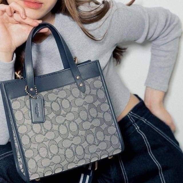 ใบนี้ ช่วยให้ชีวิตง่ายขึ้นเยอะเลย🌈🌺>>COACH FIELD TOTE 22 IN SIGNATURE JACQUARD(COACH C3865) 🍁กระเป๋าถือ สะพาย รุ่น Unisex ใช้ได้ทุกเพศวัย ขนาดเหมาะต่อการใช้งานในแต่ละวันมากๆ //วัสดุ jacquard ลาย signature ตกแต่งดีเทลด้วยหนังแ