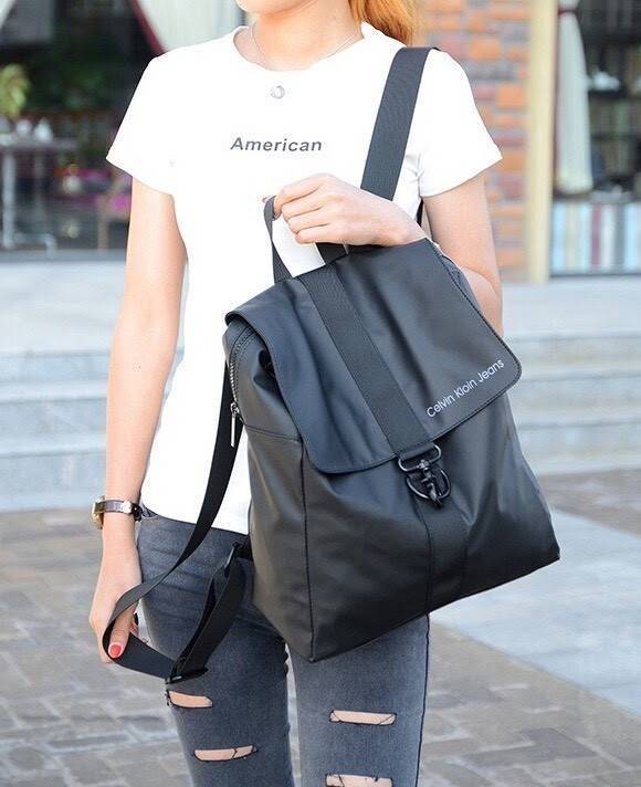 CALVIN KLEIN JEANS NYLON BACKPACK กระเป๋าสะพายเป้มี 2 size ให้เลือกตามการใช้งาน วัสดุ Nylon + Polyester 100% น้ำหนักเบา กันน้ำปานกลาง ด้านหน้าสกรีนโลโก้ Calvin Klein Jeans เปิดปิด 2 ชั้น ด้วยตัวล็อค เเละซิปเดียวด้าน ภายในกว้าง ใส่ A4, iPad หรือเสื้อผ้าได้