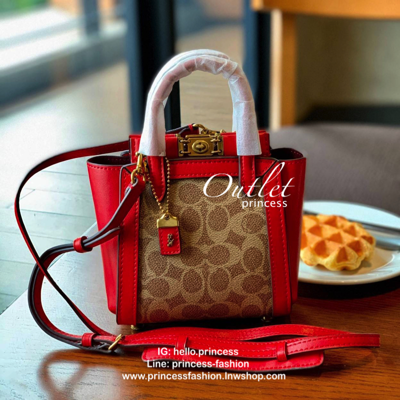COACH TROUPE TOTE SIGNATURE CROSSBODY BAG กระเป๋าสะพายข้าง/ crossbody size mini หนังแท้ลาย C อะไหล่ทอง vintage เปิดปิดกระเป๋าแบบหมุนล็อค แม่เหล็กในตัว ภายในโล่ง ใส่ wallet สั้น มือถือทุกรุ่น ซัปในเป็นหนังกลับอย่างดี พร้อมสายสะพายถอด ปรับระดับได้ค่ะ