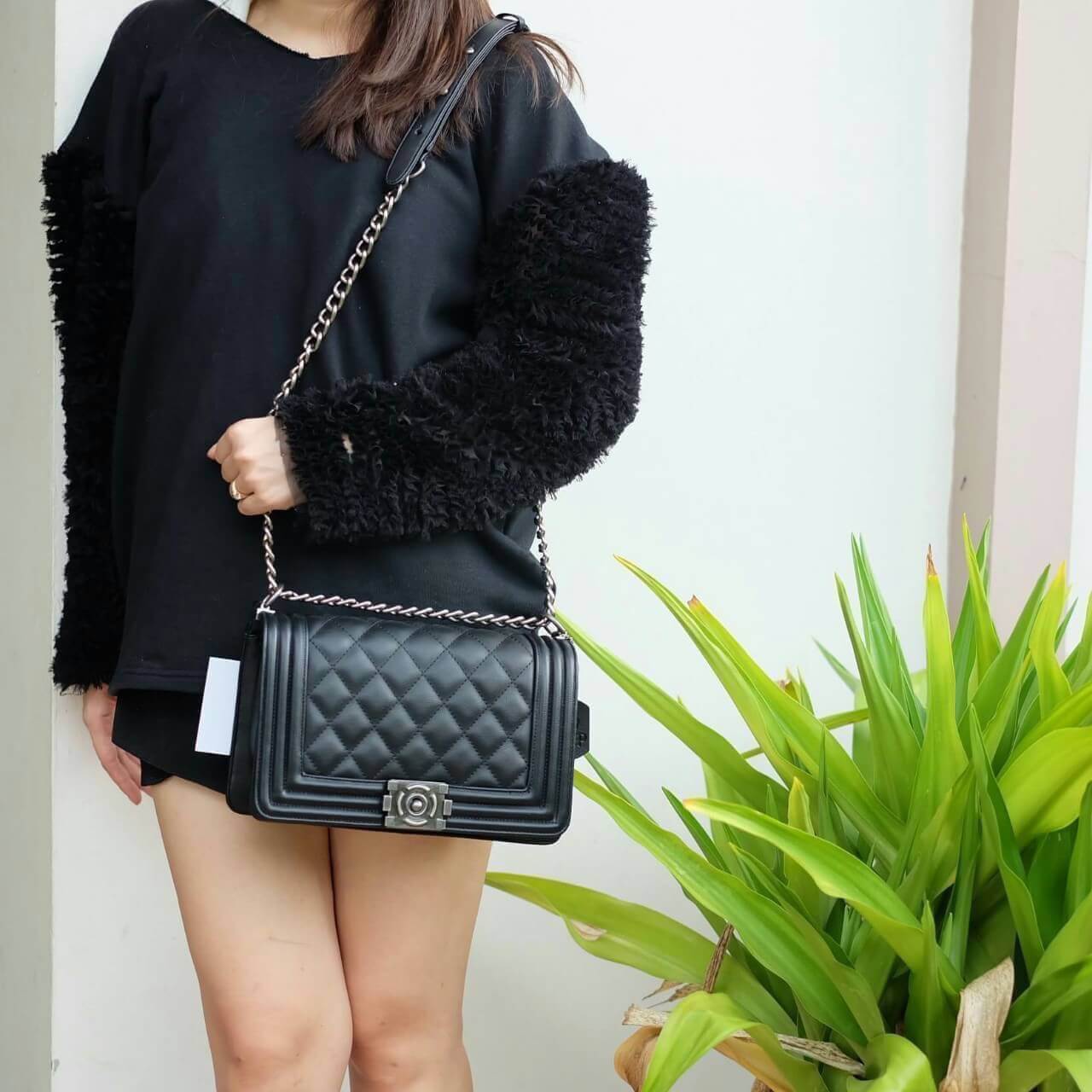ทางร้าน ได้กระเป๋า จากแบรนด์ KEEP ทรงเดียวกับ Chanel boy เลย รุ่น KEEP shoulder Luxury Quited bag สวย หรู เท่ มากๆ เลยน๊า กระเป๋าอยู่ทรง #หนังแกะสังเคราะห์นิ่มตึงสวยมากคะ สายโซ่ มีที่รองไหล่ สะพายสบายคะ สายปรับ สั้น ยาวได้คะ #ใบจริงสวยมาก เข้ากับชุดได้ง่า