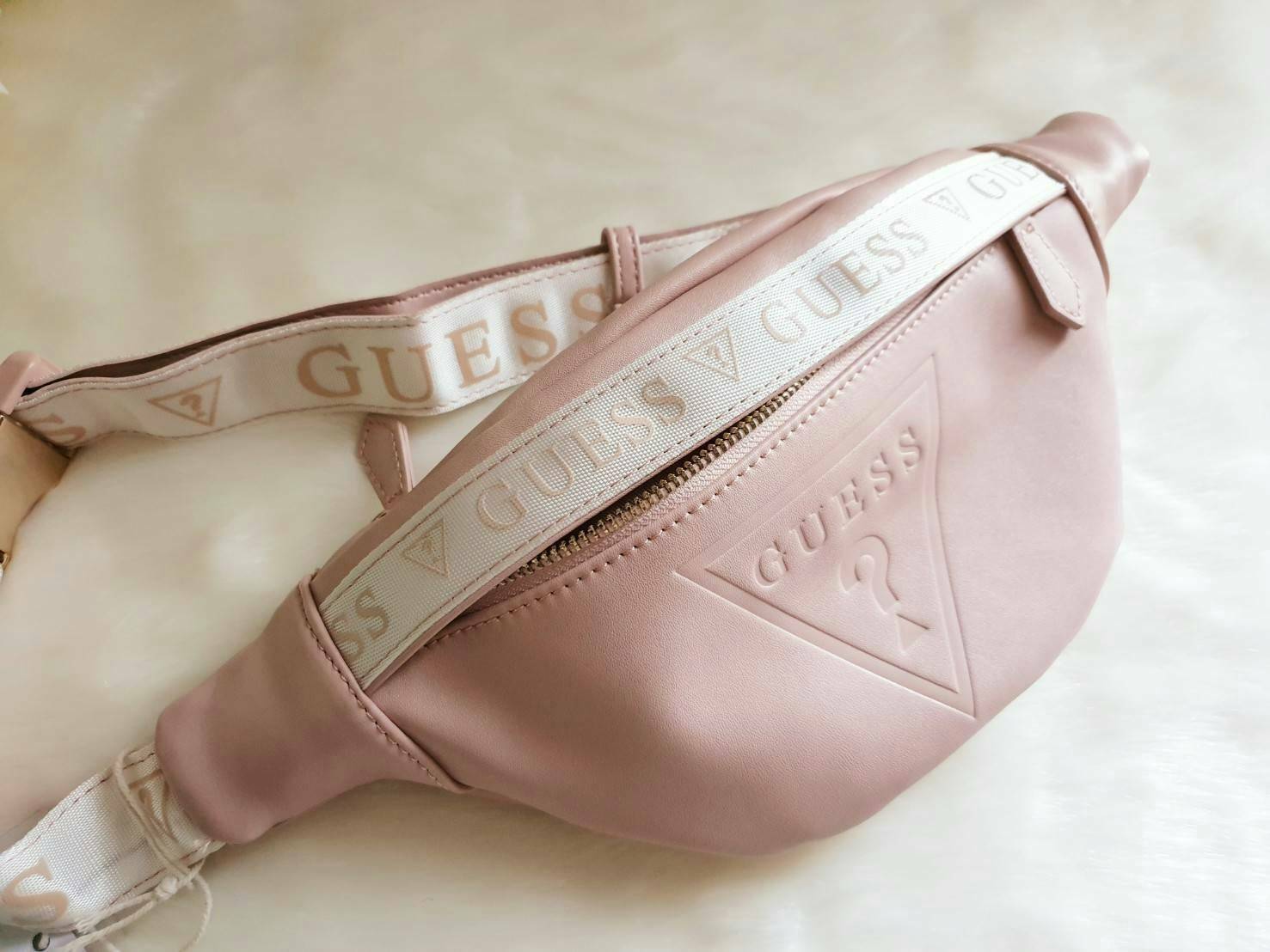 GUESS GESABEL GYM FANNY PACK กระเป๋าหนังคาดเอว/อก ด้านหน้าปั๊มโลโก้แบรนด์ทรงสามเหลี่ยม ตัวกระเป๋าเปิดปิดด้วยซิปใช้งานง่าย มี 2 ช่องซิป มีลูกเล่นซ่อนซิปหน้าคาดปิดด้วยสายพิมพ์โลโก้ ภายในกระเป๋าโล่งกว้าง สามารถใส่มือถือได้ทุกรุ่น จุของได้เยอะ รับรองถูกใจสาวๆ