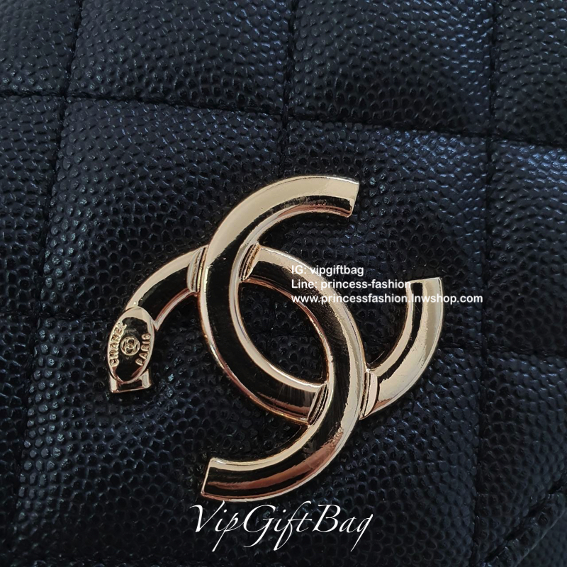 CHANEL VIP GIFT SHOULDER BAG รุ่น Limitedจากงาน VIP GIFT(GWP) ของแท้100% วัสดุหนังคาเวียร์เต็มใบ เปิดปิดด้วยซิปอะไหล่ทอง ด้านในใส่ของได้เยอะ มาพร้อมสายสะพาย2สายแบบ ทั้งสายโซ่สลับหนังและสายกนังคาเวียร์ ถนอมไหล่ ถอดออกได้ สวยหรูในราคาที่เอื้อมถึง ห้ามพลาดนะ