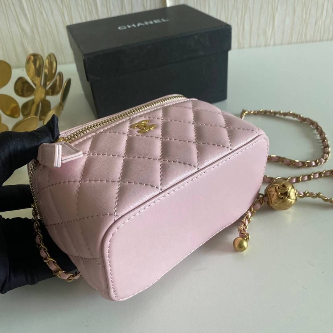 VIP GIFT 】หนังแกะแท้ CHANEL Box With Chain สายโซ่ทองหรูมาก หนังเรียบฟู ขึ้นเงา กระทบแสงยิ่งสวยค่าา โทนสีสวยสดใส เหมาะมากสำหรับสาวๆ ชิคๆ ต้องบอกเลยรุ่นนี้เหล่าเซเลบใช้กันเยอะมากๆ แค่อะไหล่ก็หรูไปเดินครึ่งแล้วค่าา😁 พร้อมส่งที่ไทยที่นี่ที่เดียว