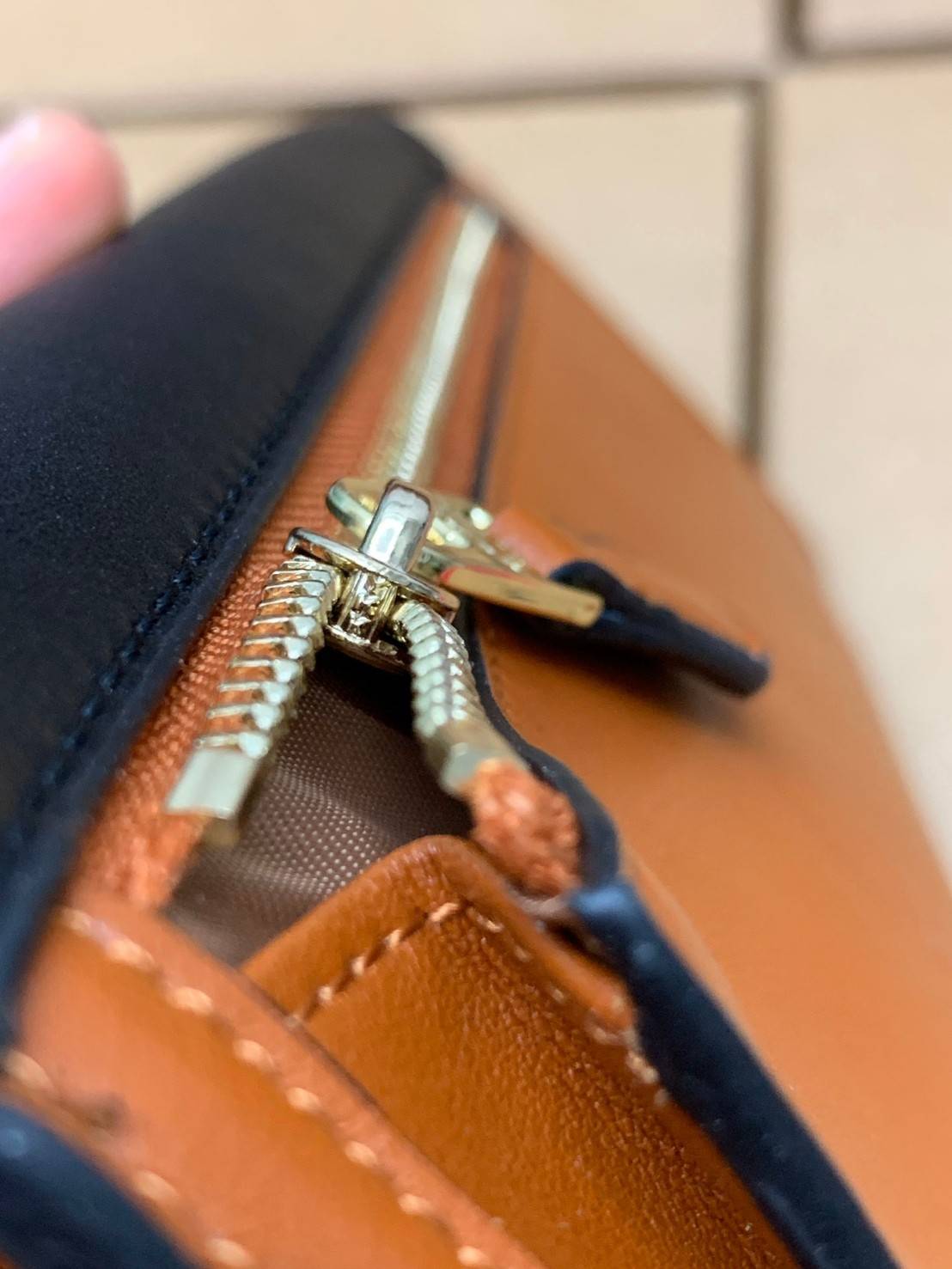 COACH SOFT WALLET BAG กระเป๋าสตางค์ใบยาว หนังชั้นแรก ลายcผสมหนังเรียบ แบบซองจดหมาย ฝาปิดเปิดแบบกระดุม มีช่องด้านหน้าหนึ่งช่อง ช่องใส่ธนบัตรตามยาวหนึ่งช่อง และช่องเสียบัตรต่างๆได้8ช่องค่ะ ด้านหลังเป็นช่องซิปยาวสำหรับใส่เหรียญนะคะ ใบขนาดพอดีมือ สีทูโทนน่าใช