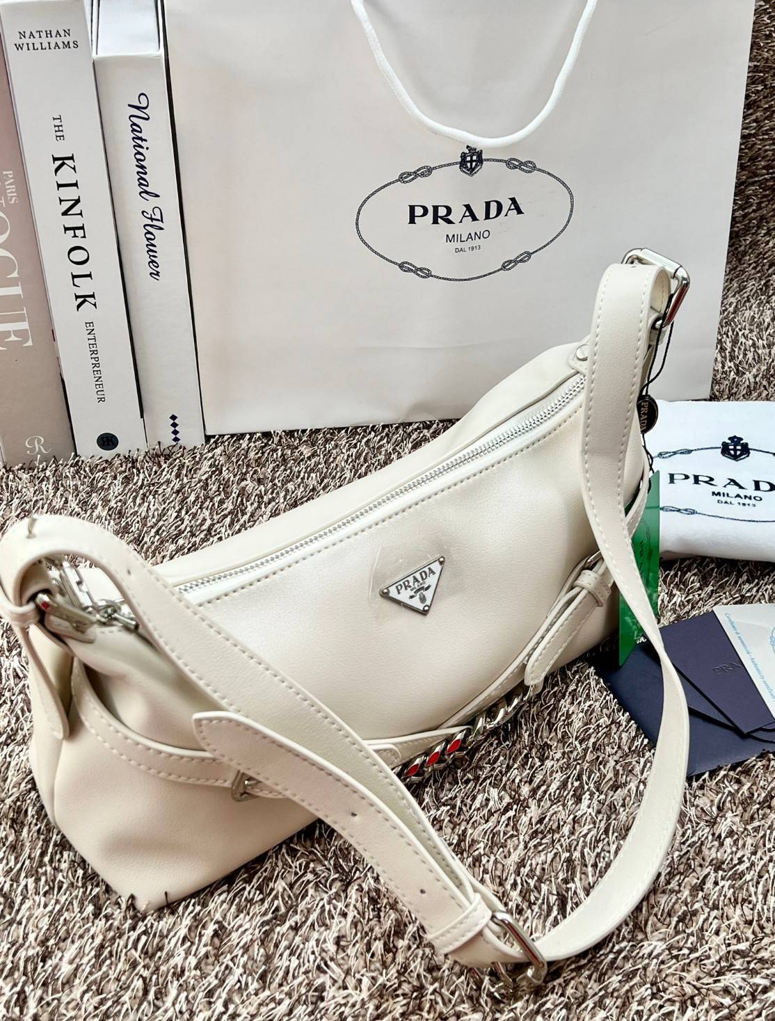 PRADA LEATHER SHOULDER BAG พร้อมส่งที่ไทย 📌เข้าใหม่ สวยหนักมากก จำนวนจำกัดค่ะ! ใบเดียวเอาอยู่ตลอดวันเลยค่ะ!