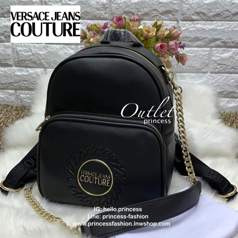 VERSACE JEANS COUTURE CHAIN-EMBOSSED BACKPACK 2019 กระเป๋าสะพายหลัง//สะพายไหล่ได้ด้วยคะ วัสดุหนังเรียบ หนังดีนิ่มมือมากๆค่ะ ด้านหน้ามีโลโก้แบรนด์ พร้อมช่องซิปขนาดกลางใส่ของค่ะ เปิดปิดช่องหลักแบบซิป ภายในโล่ง มีช่องซิปและช่องเล็กให้ใส่ของจุกจิกคะ สายสะพายด