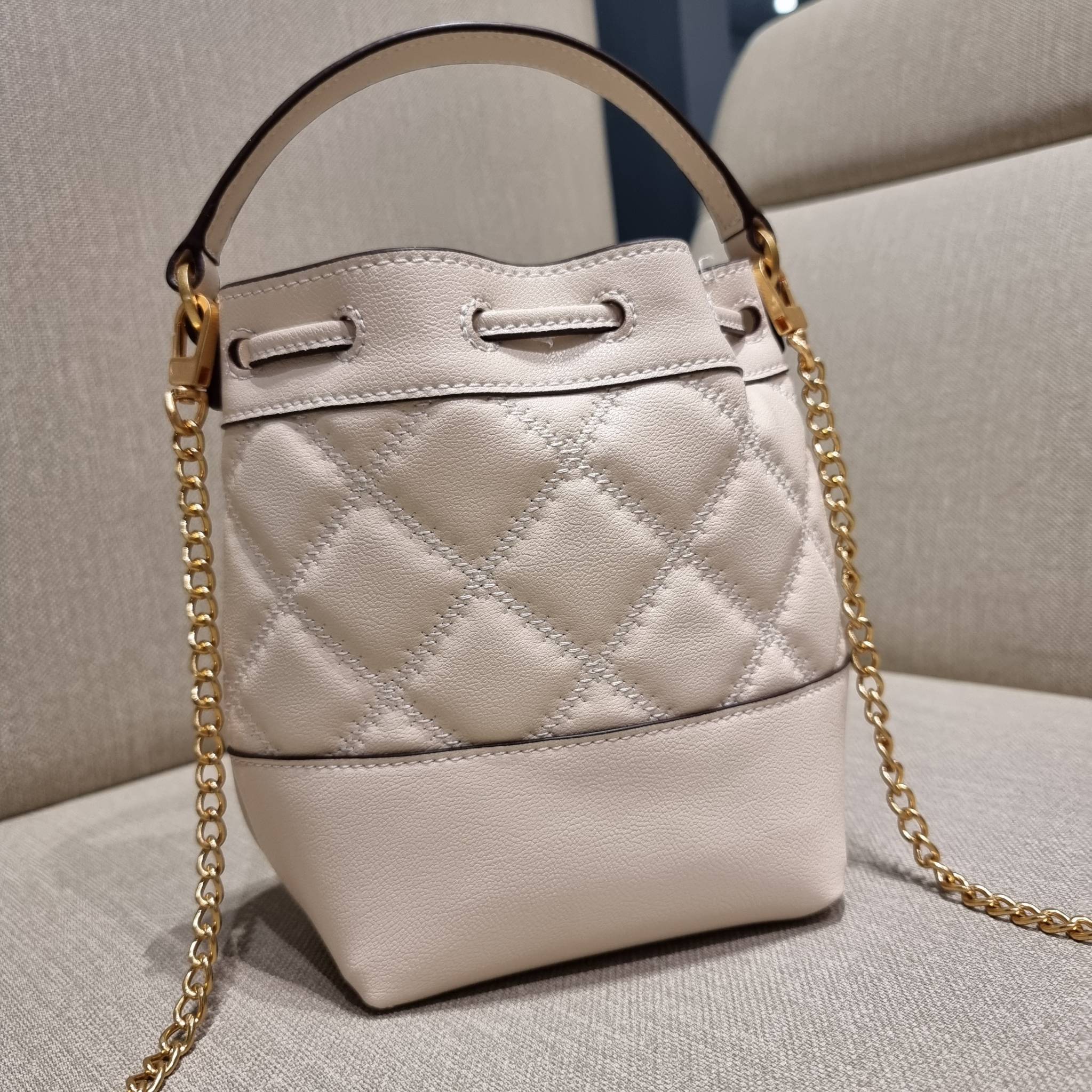 TORY BURCH WILLA MINI BUCKET BAG NEW ARRIVAL สุดปัง กระเป๋าสะพายทรงบัคเก็ต สวยผู้ดี โดดเด่นด้วยโลโก้สีทองดูหรู อัพลุคผู้ดี๊ผู้ดี วัสดุหนังแท้ ดีไซน์บุนวม เส้นคมดีเทลหรู เปิด-ปิดหนังรูดปากกระเป๋า มีหูหิ้วในตัว คล้องแขนเก๋ๆ ภายในเป็นช่องโล่ง มีช่องย่อย ใส่ข