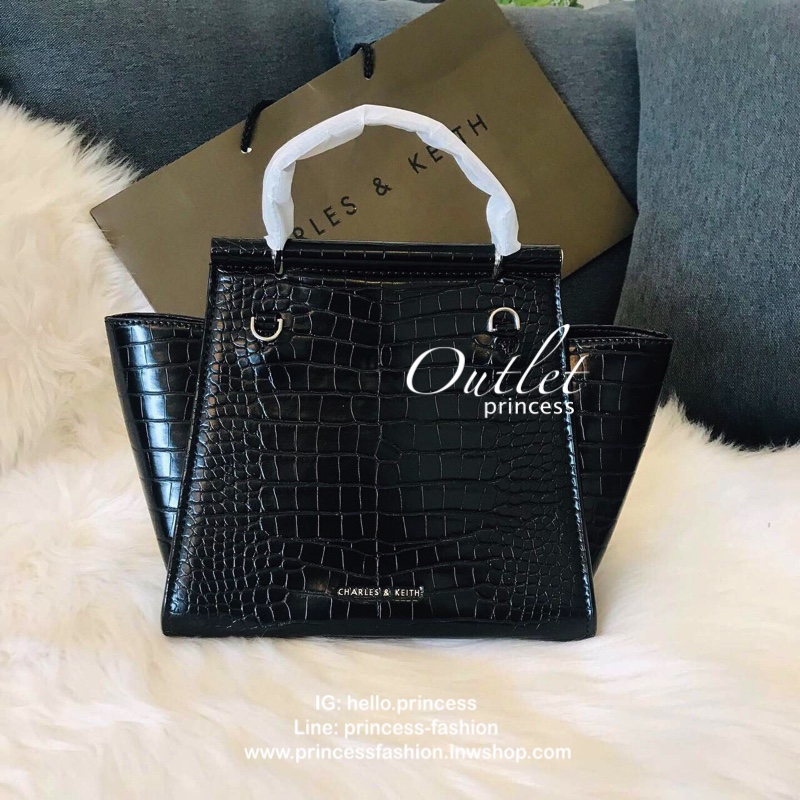 New arrival!! CHARLES & KEITH CROC-EFFECT TRAPEZE BAG กระเป๋าสะพายรุ่นใหม่ล่าสุด วัสดุหนังเรียบเงาสวย นิ่ม น้ำหนักเบา อะไหล่เงิน เปิดปิดกระเป๋าแบบกดล็อก ด้านในโล่งกว้างมีช่องซิปสำหรับใส่ของ ใส่กระเป๋าสตางค์ใบยาว Iphone+ได้ทุกรุ่น มาพร้อมสายสะพายยาวถอด-ปรั